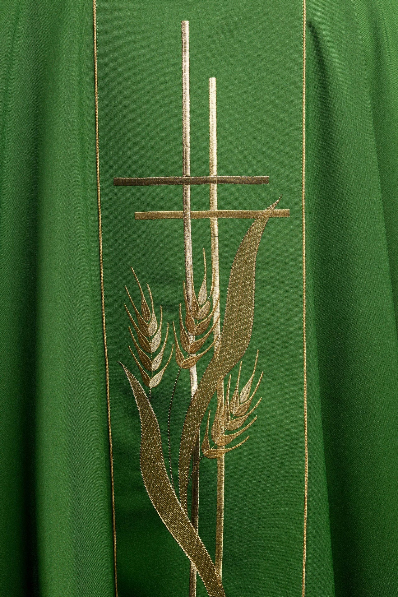 Grünes Messgewand, bestickt mit Kreuz- und Ährenmotiven - MESSGEWANDER.DE