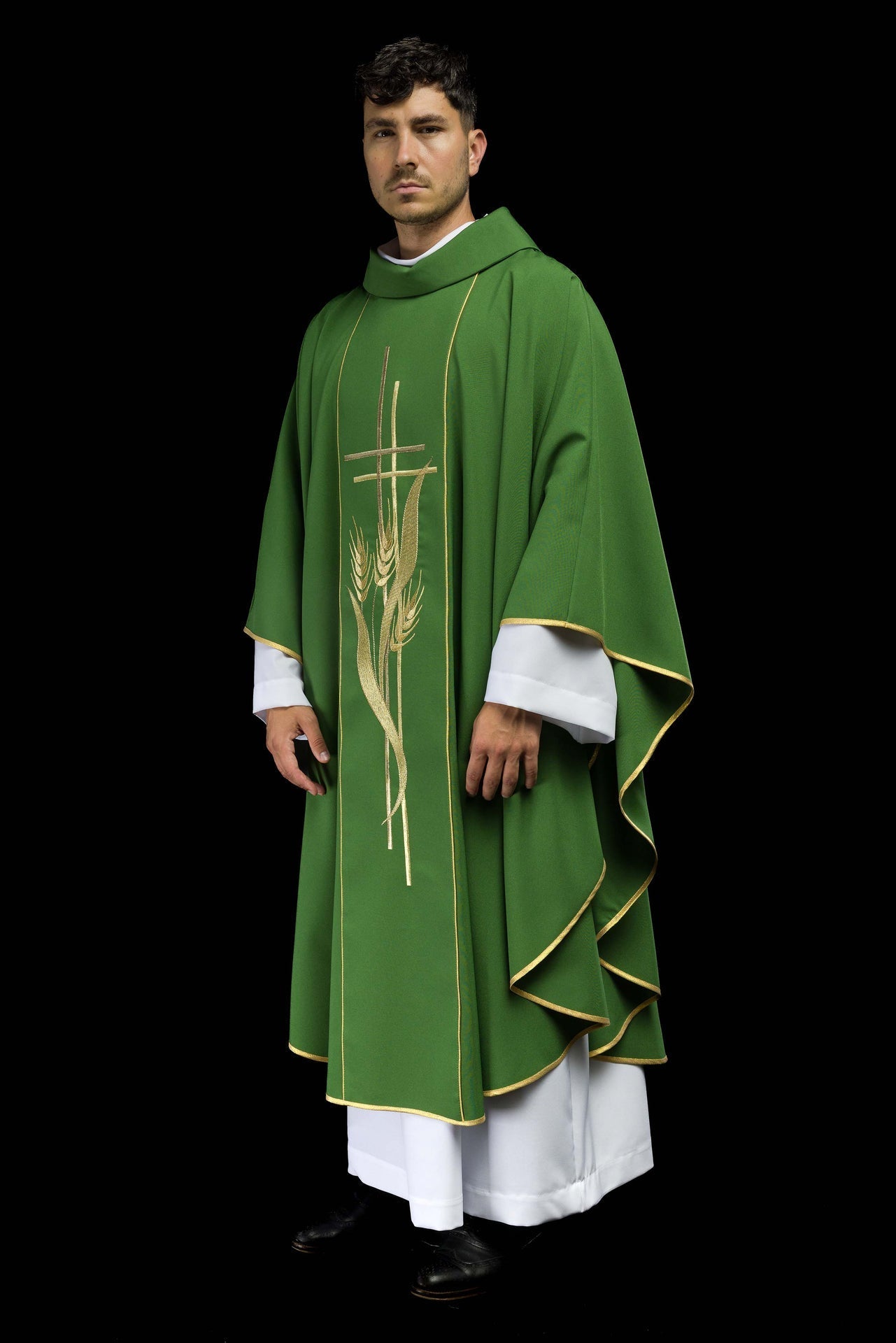 Grünes Messgewand, bestickt mit Kreuz- und Ährenmotiven - MESSGEWANDER.DE
