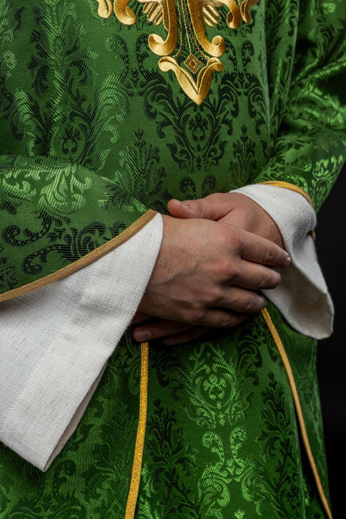 Grünes Messgewand mit aufgenähtem Kreuz aus gemustertem Stoff - MESSGEWANDER.DE