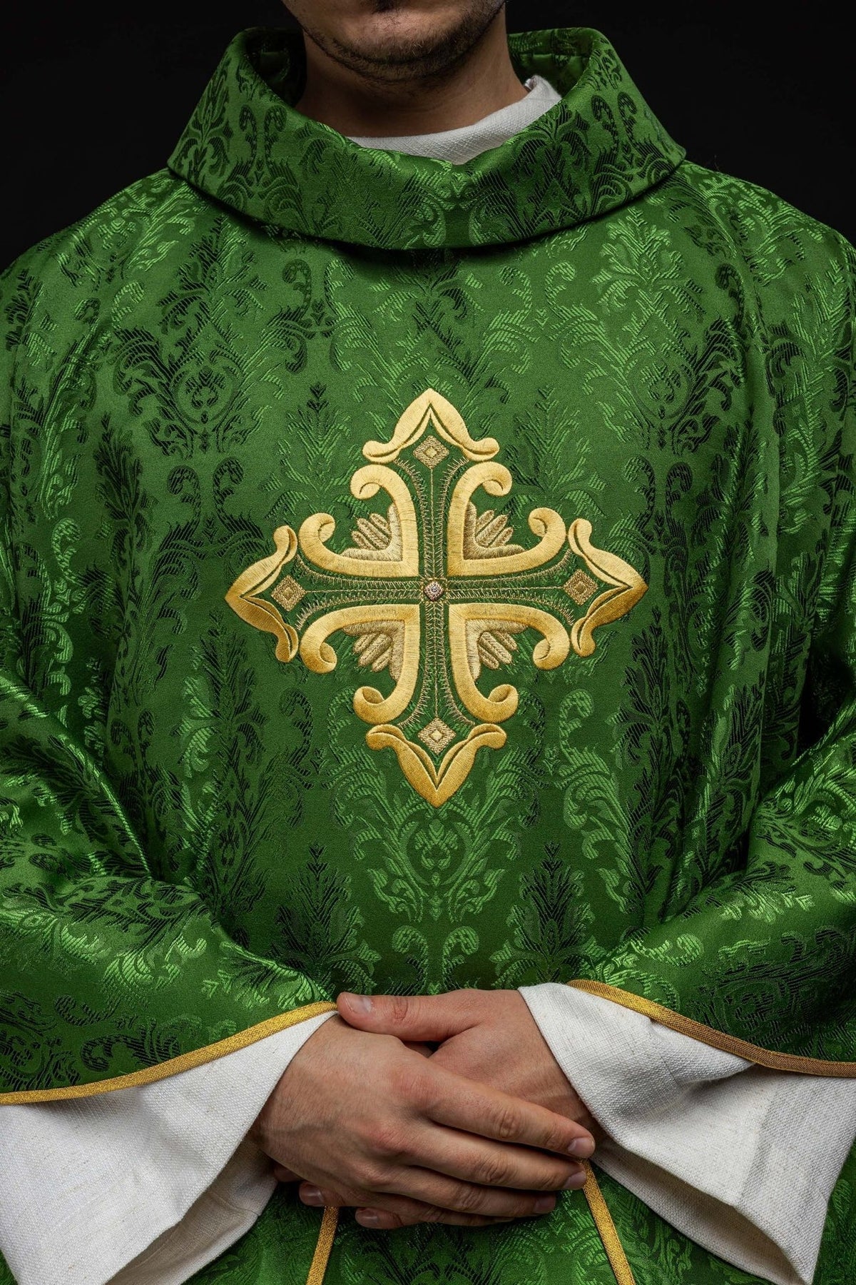 Grünes Messgewand mit aufgenähtem Kreuz aus gemustertem Stoff - MESSGEWANDER.DE