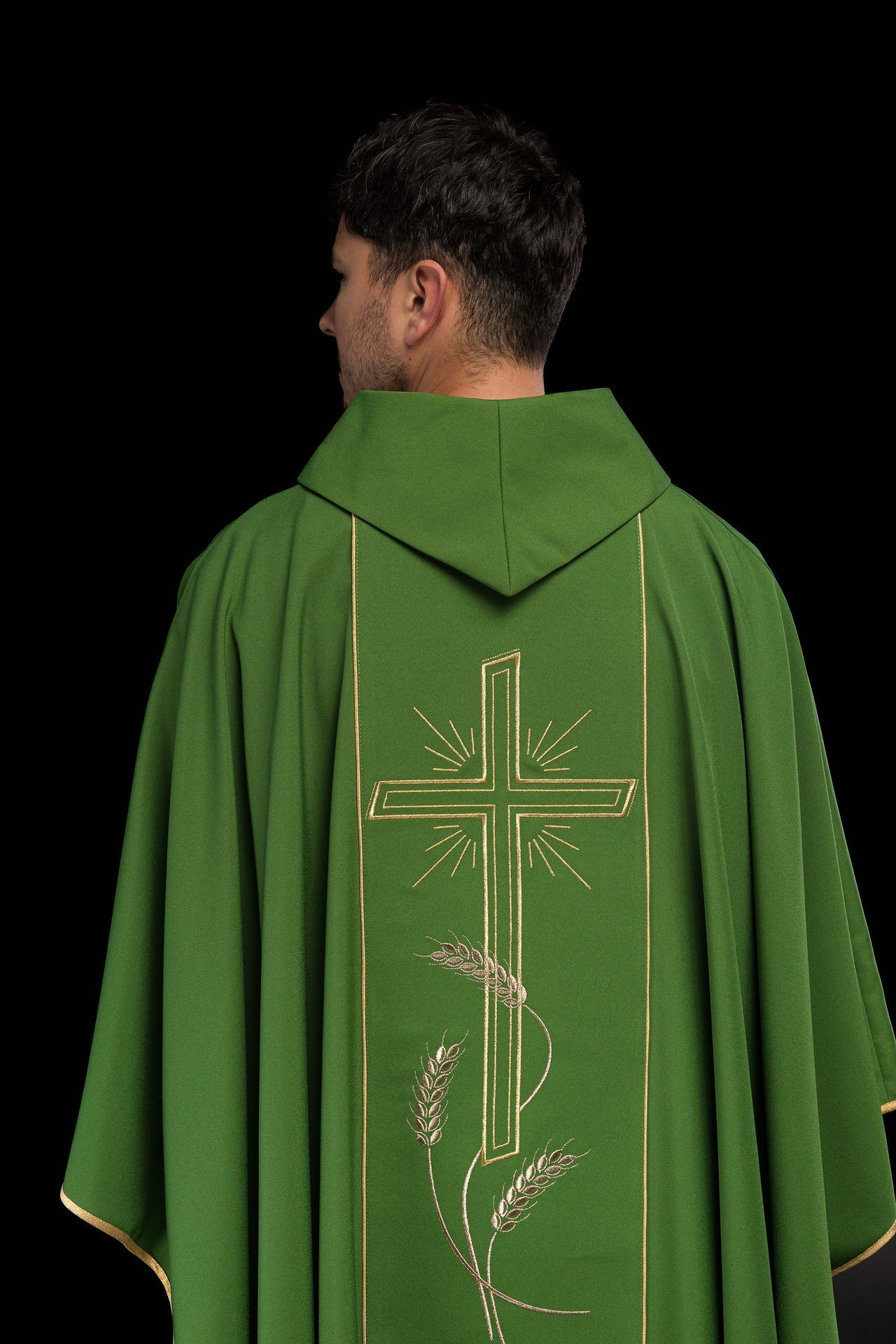 Grünes Messgewand mit breitem goldgesticktem Streifen IHS-Kreuz - MESSGEWANDER.DE