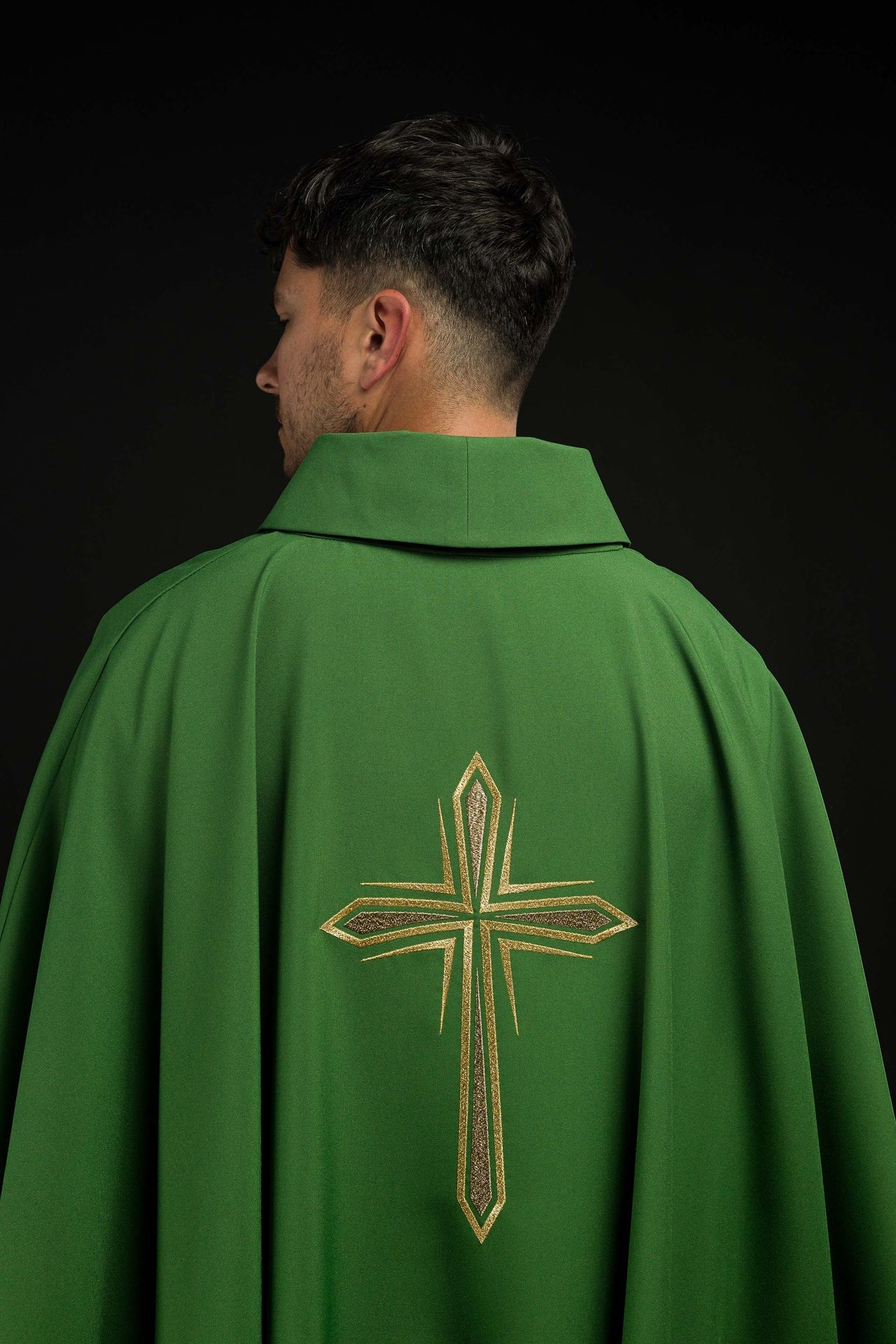Grünes Messgewand mit gesticktem Kreuz - MESSGEWANDER.DE