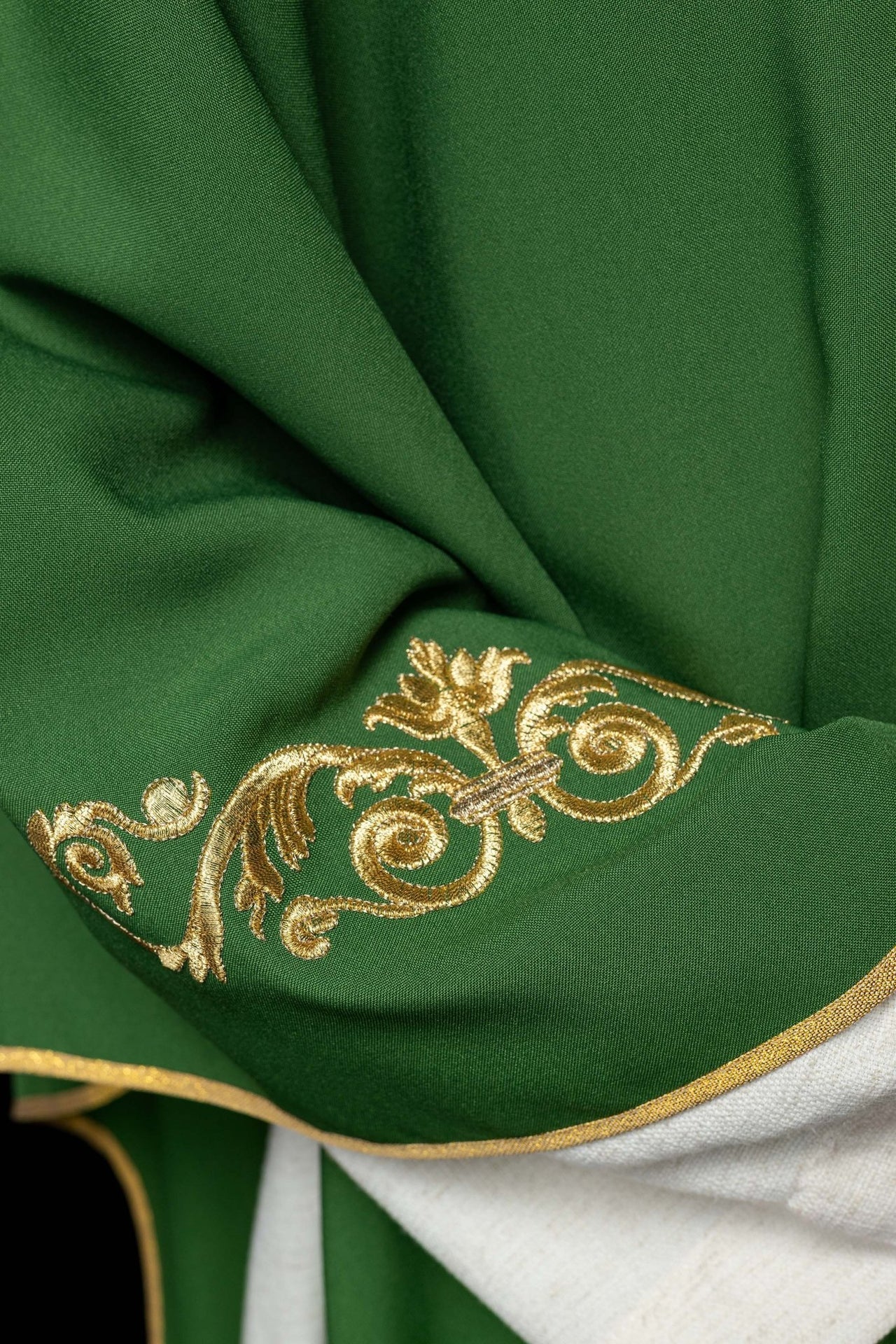 Grünes Messgewand mit goldener IHS-Stickerei und Zierborte - MESSGEWANDER.DE