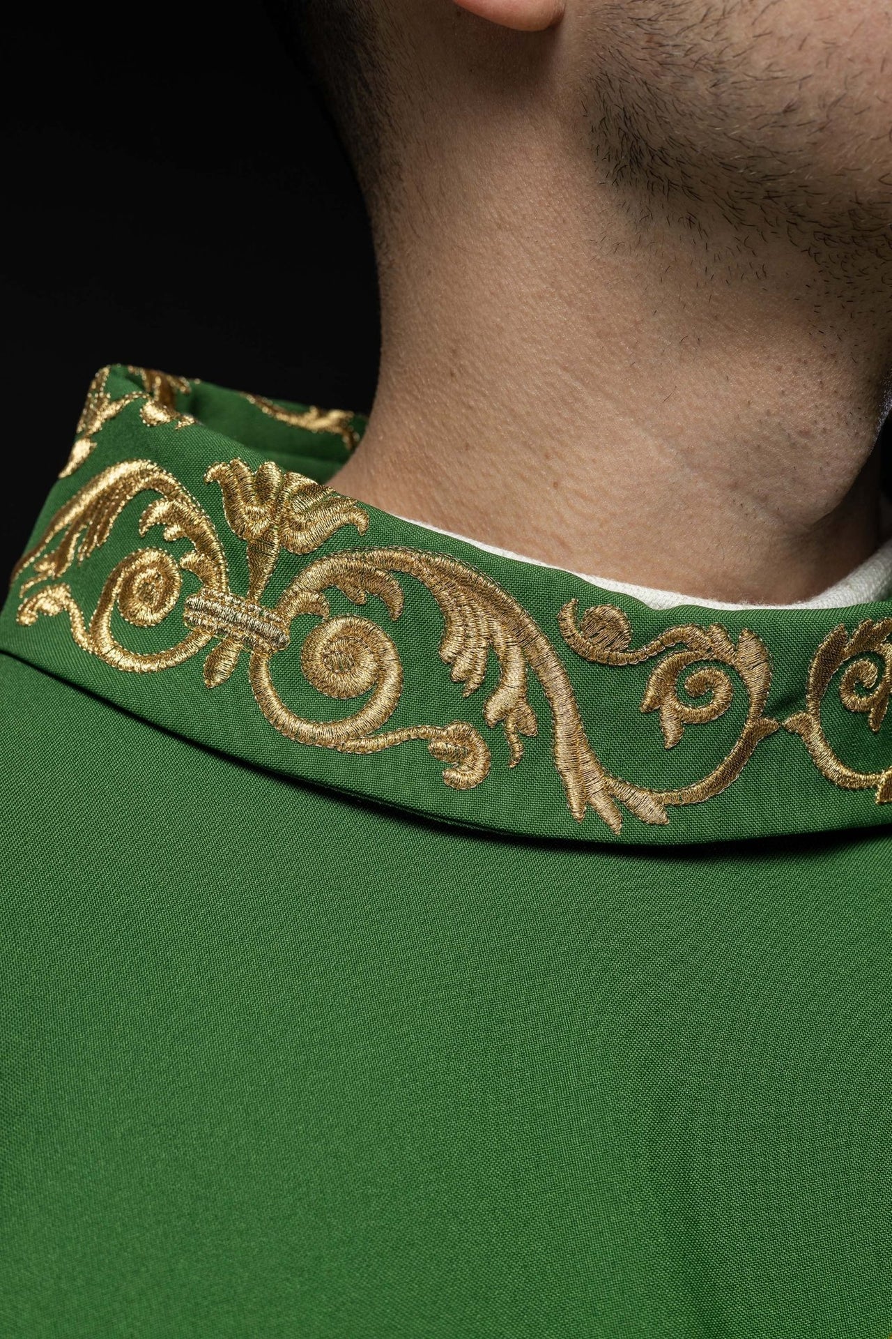Grünes Messgewand mit goldener IHS-Stickerei und Zierborte - MESSGEWANDER.DE