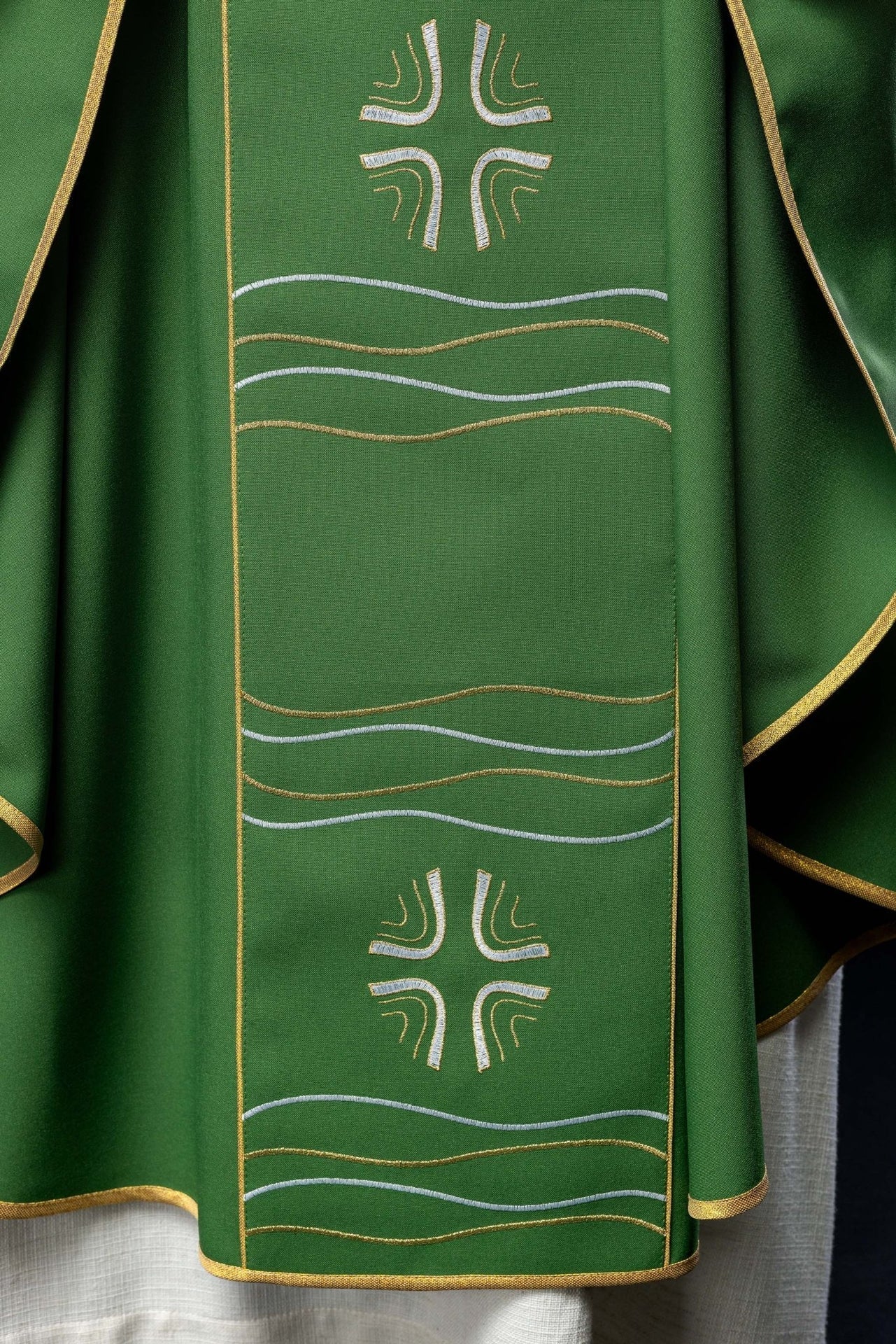 Grünes Messgewand mit Kreuz- und Fischstickerei - MESSGEWANDER.DE