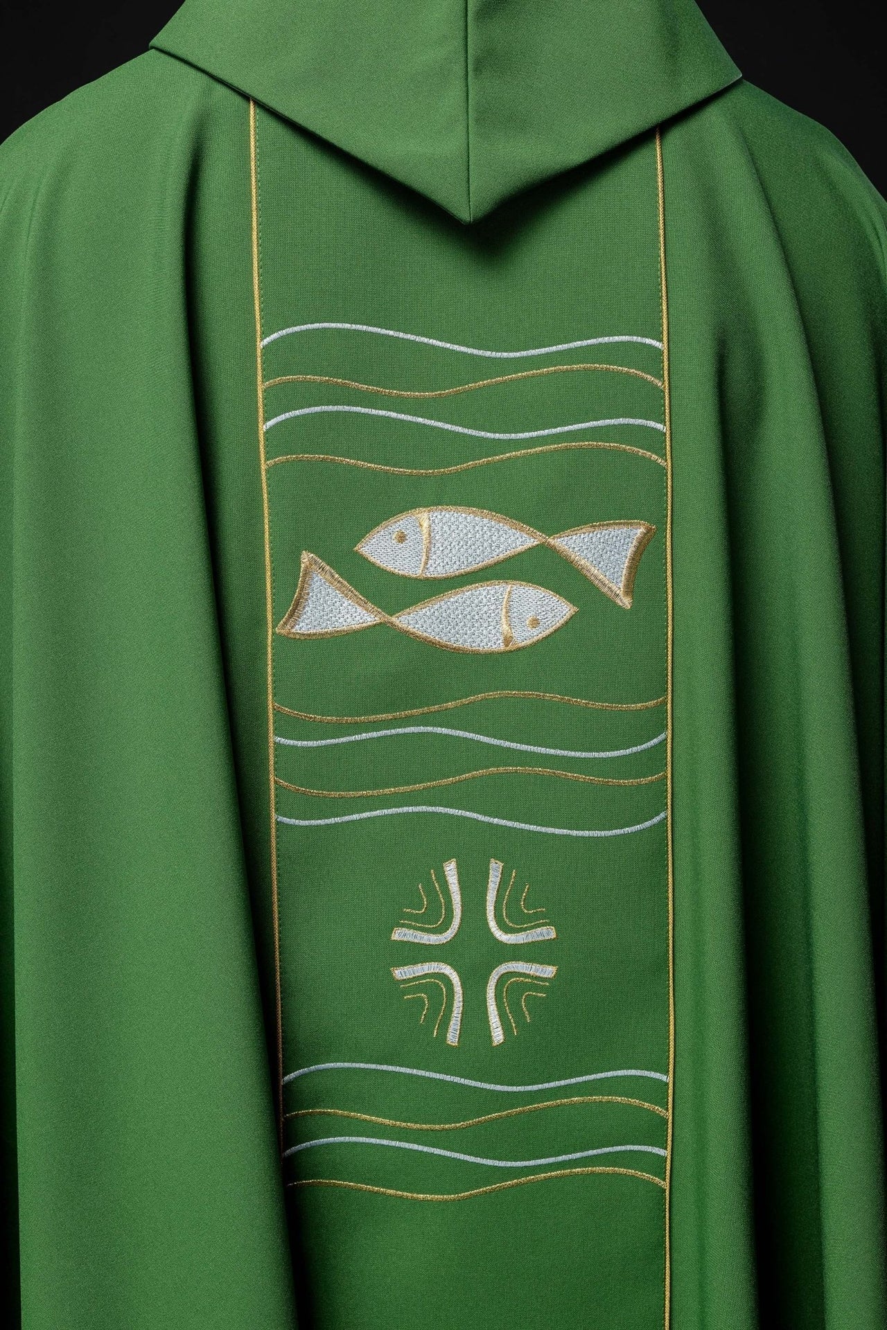 Grünes Messgewand mit Kreuz- und Fischstickerei - MESSGEWANDER.DE