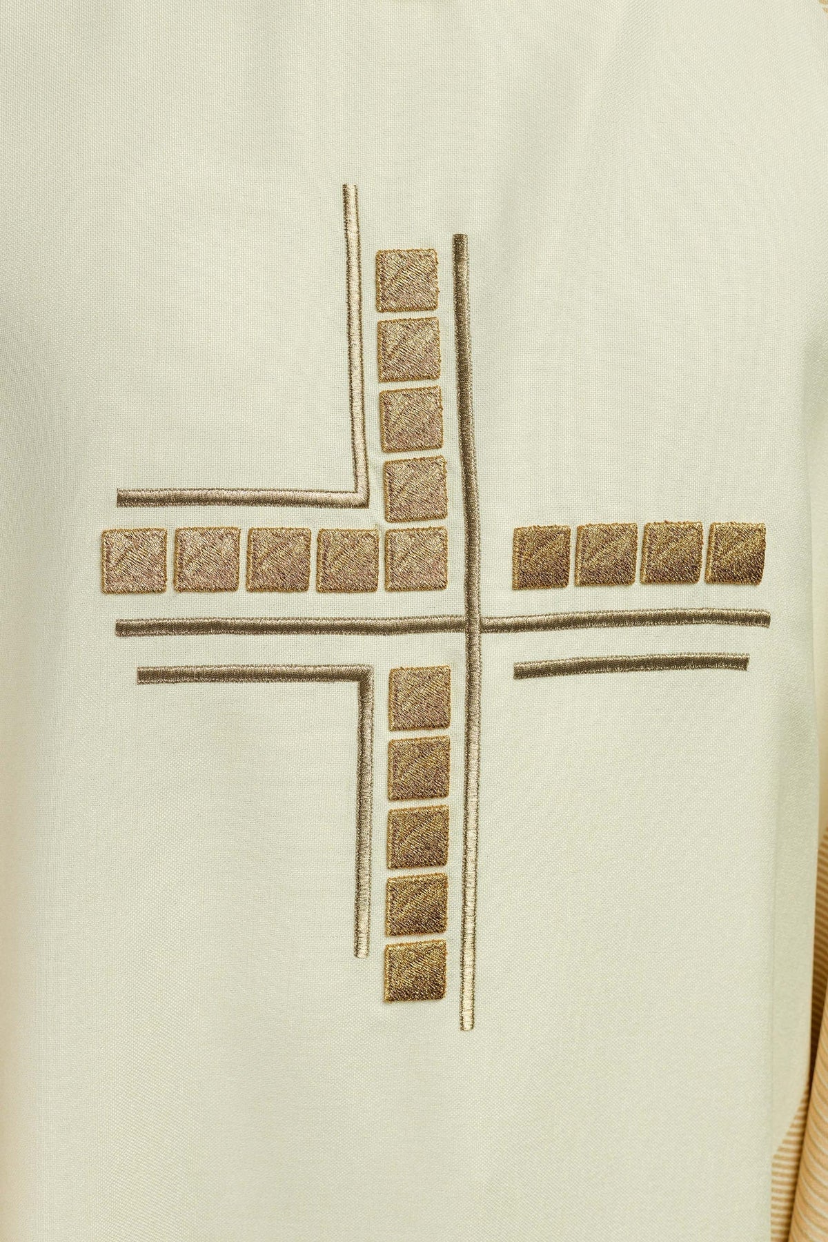 Messgewand in Ecru, Detail der goldfarbenen Kreuzstickerei