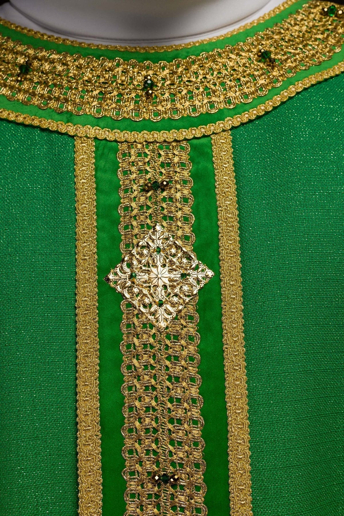 Handgefertigte Kasel mit natürlichen Steinen Handmade 7001 - MESSGEWANDER.DE