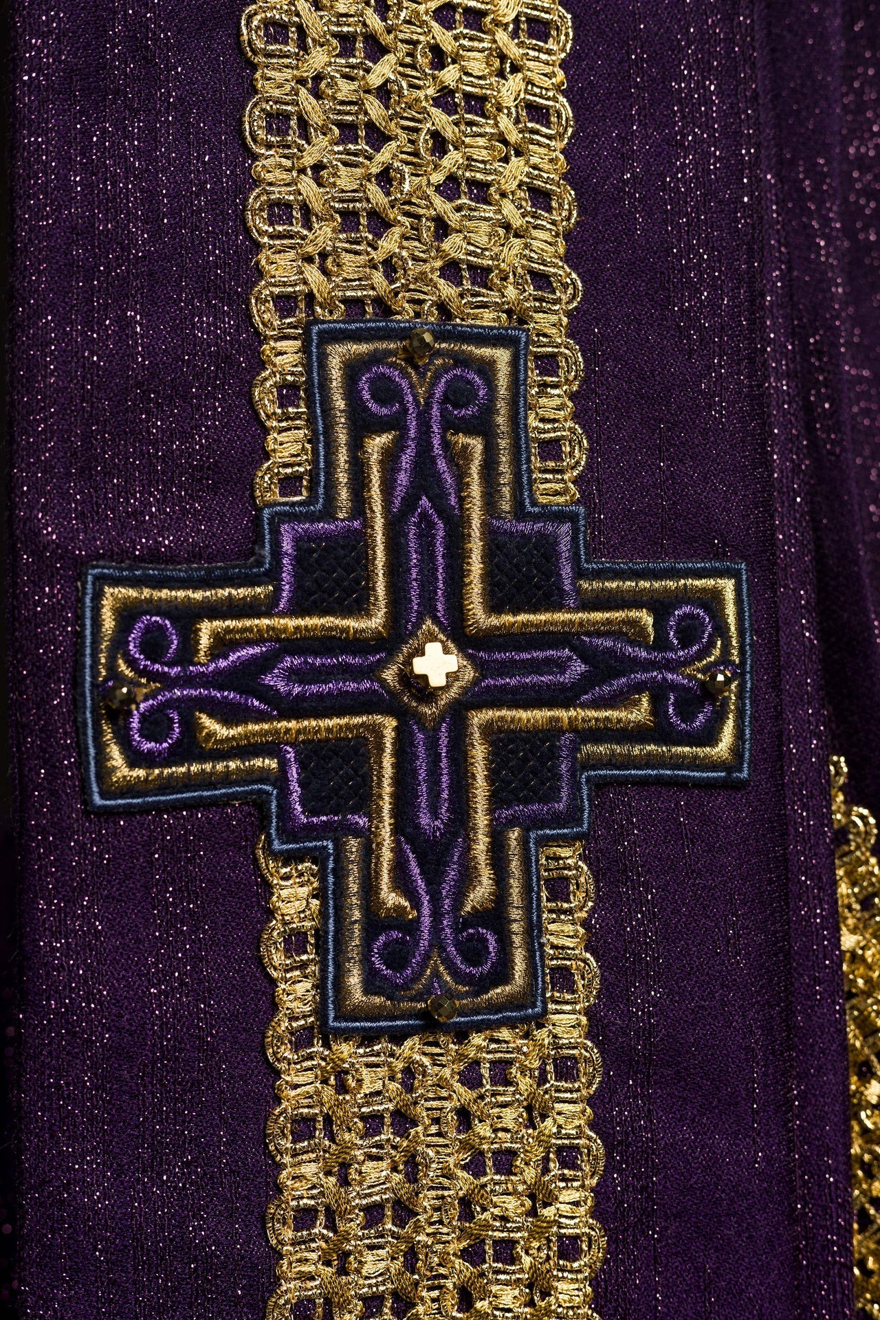 Handgefertigter Kasel mit natürlichen Steinen Handmade 7015 Violett - MESSGEWANDER.DE