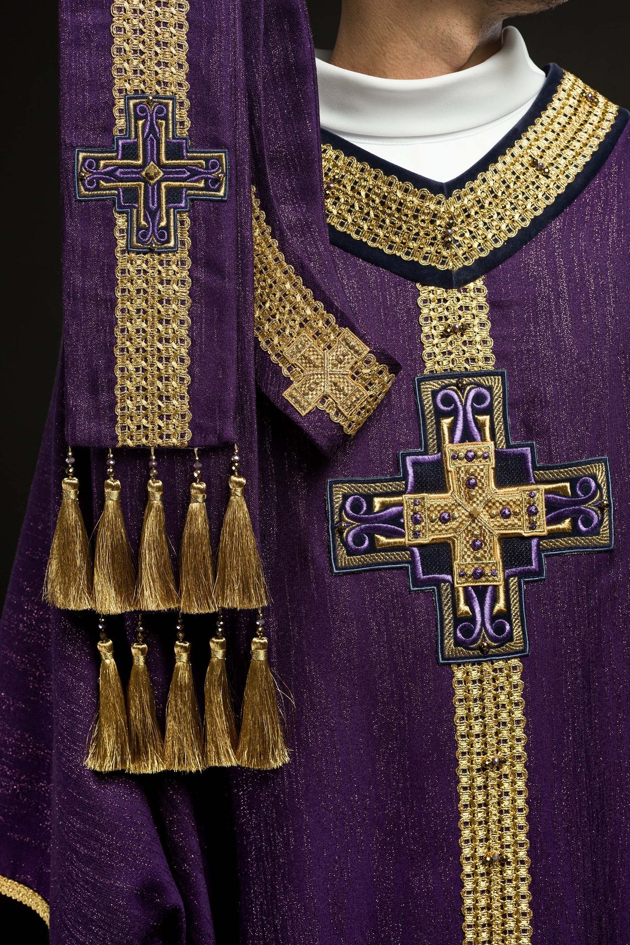 Handgefertigter Kasel mit natürlichen Steinen Handmade 7015 Violett - MESSGEWANDER.DE
