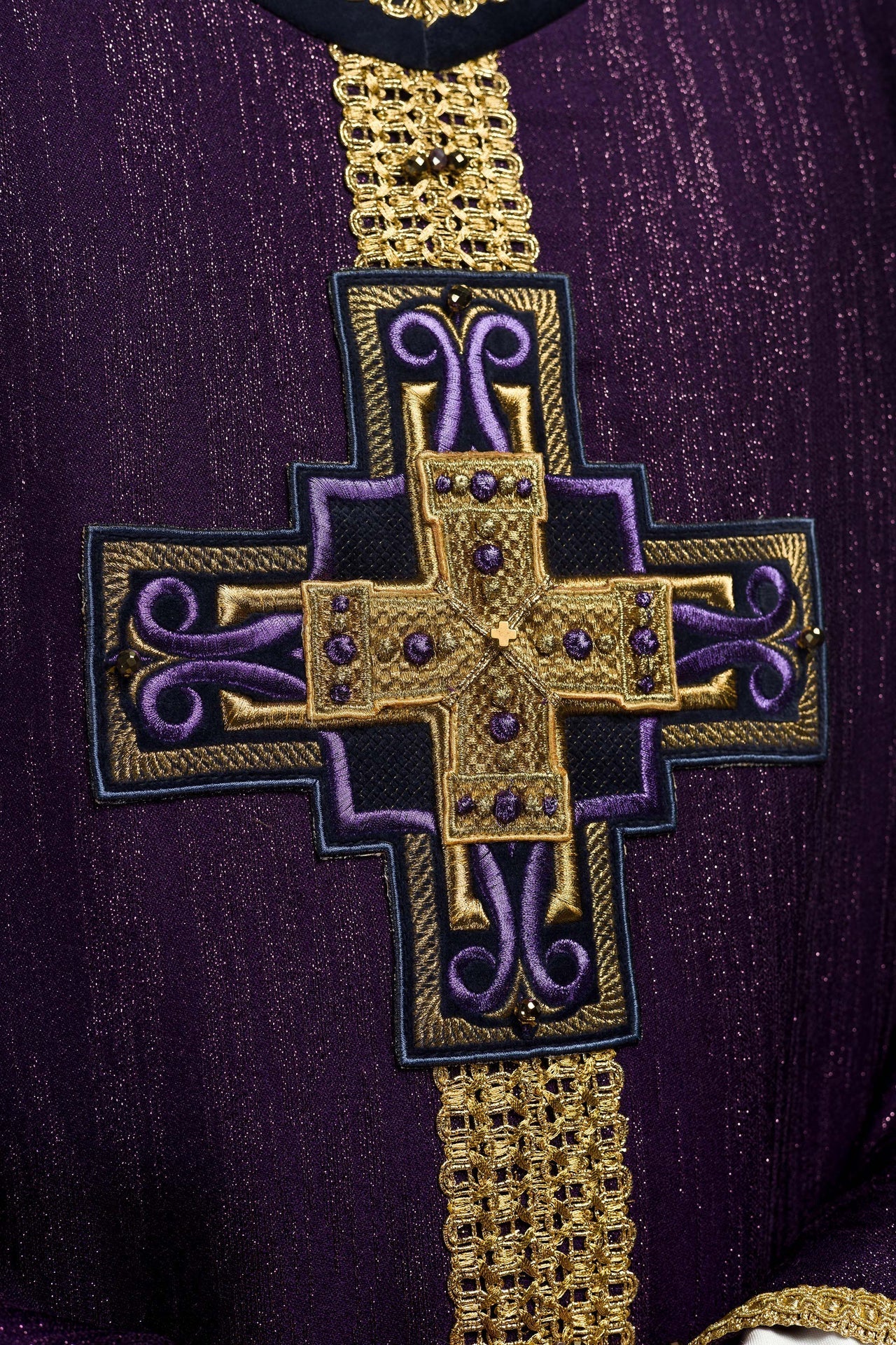 Handgefertigter Kasel mit natürlichen Steinen Handmade 7015 Violett - MESSGEWANDER.DE