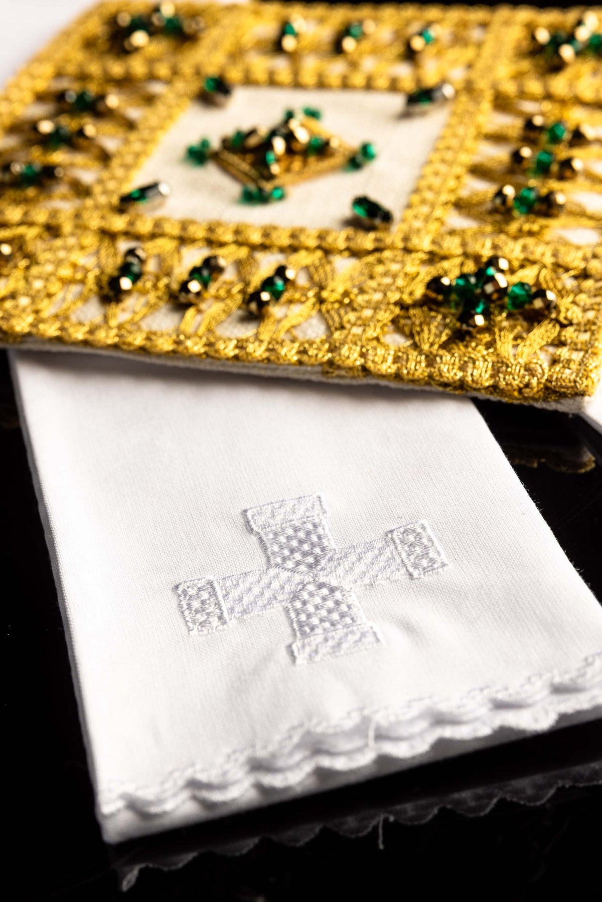 Kelchwäsche-Set, Detail der weißen Tücher mit silbernen Kreuzen und goldener Bordüre