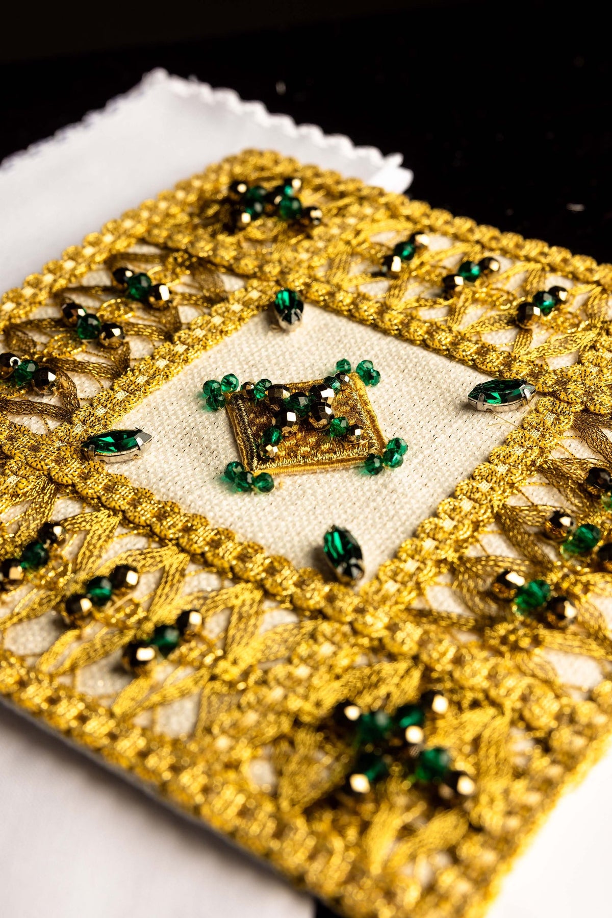 Kelchwäsche-Set, Nahaufnahme des weißen Mittelfelds mit goldenem Quadrat und grünen Steinen