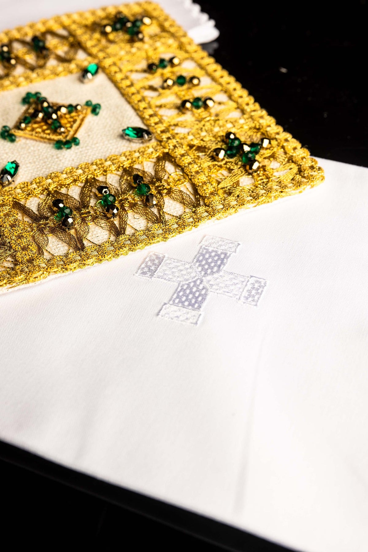 Kelchwäsche-Set, seitliche Detailansicht der goldenen Blattornamente mit grünen und schwarzen Steinen