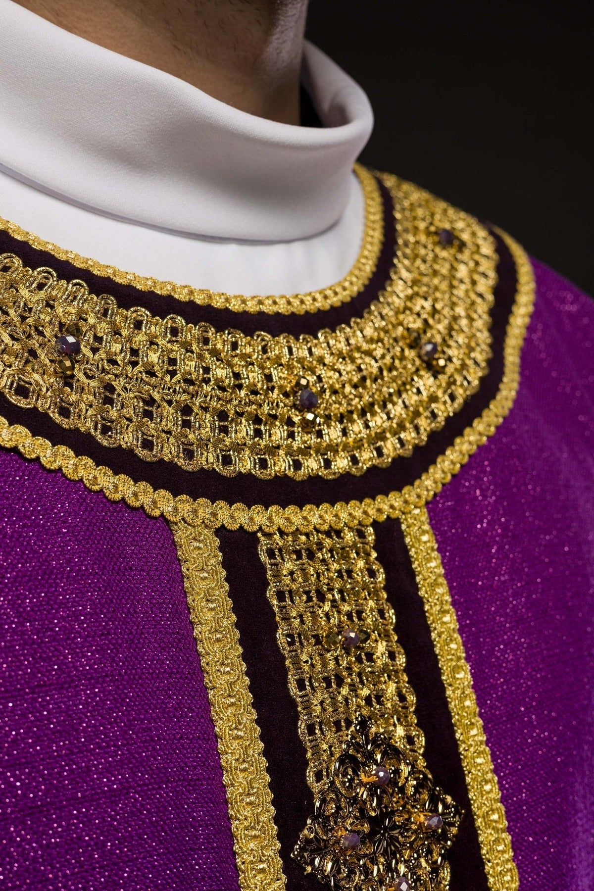 Kasel im Detail: goldbestickter Halsausschnitt mit violetten Steinen