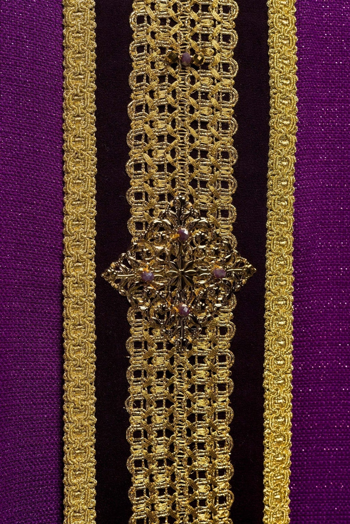 Kasel im Detail: goldene Mittelborte mit floraler Schmuckapplikation