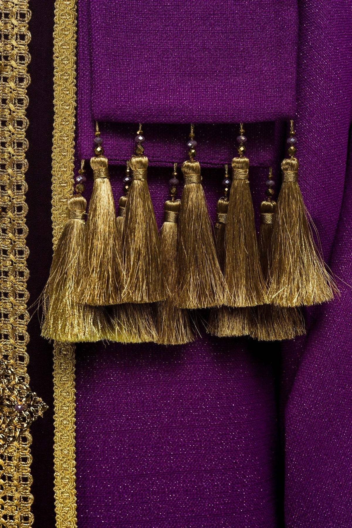 Kasel im Detail: goldene Schmuckapplikation auf schwarzem Ärmelbesatz