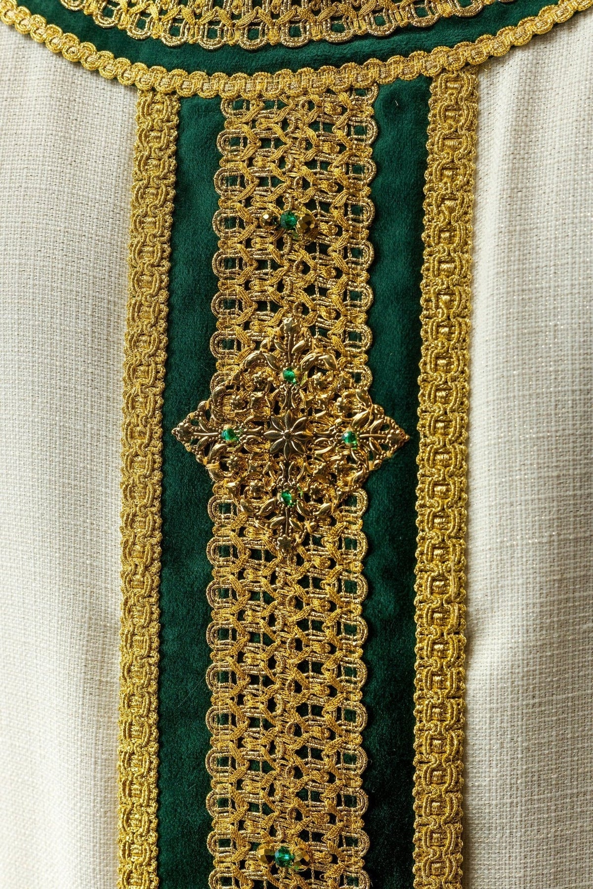 Messgewand mit Natursteinen, Detail der goldenen Mittelborte mit grünem Samt