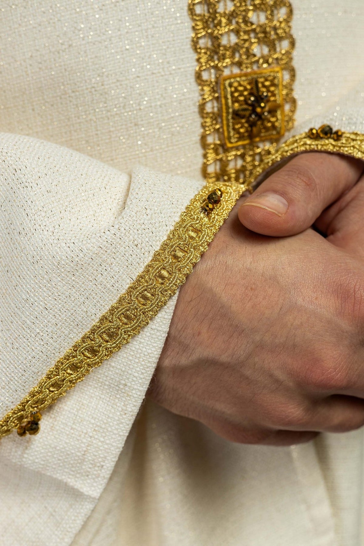 Messgewand, Ecru, Nahaufnahme der goldenen Borte am Ärmel mit Steinbesatz