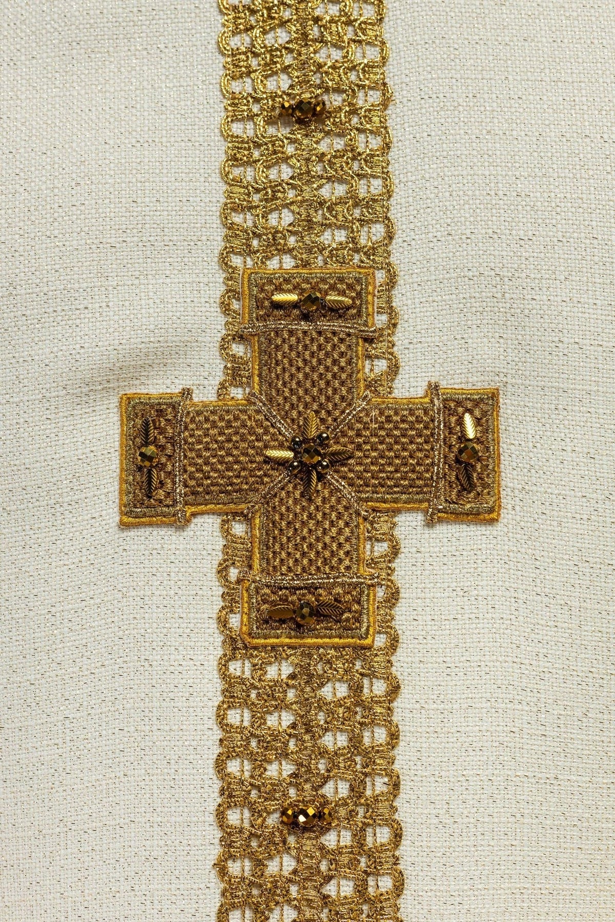 Messgewand, Ecru, Detail des goldenen Brustkreuzes mit Steinen