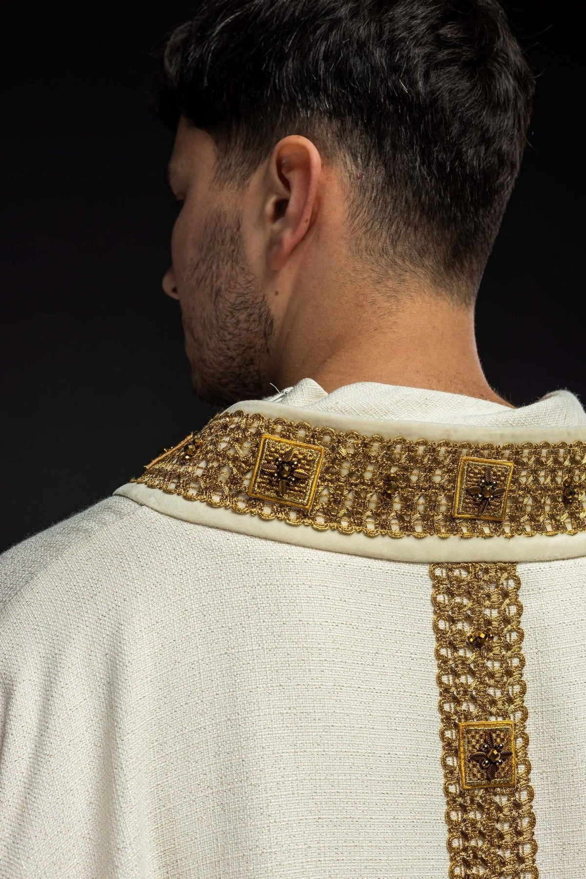Messgewand, Ecru, goldene Mittelborte mit Kreuz und aufgesetzten Steinen