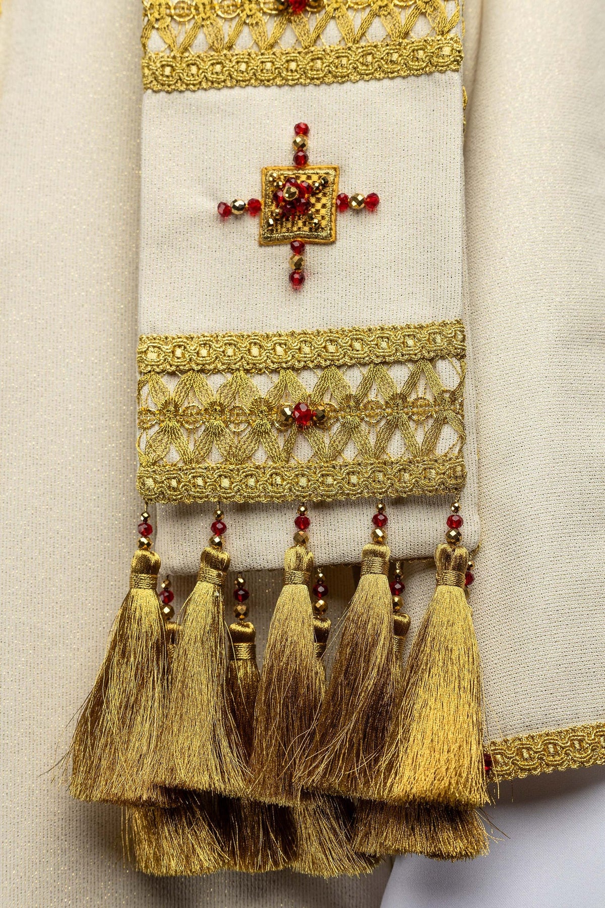 Messgewand mit Natursteinen, Detail der goldenen Borte mit roten Steinen und Fransen