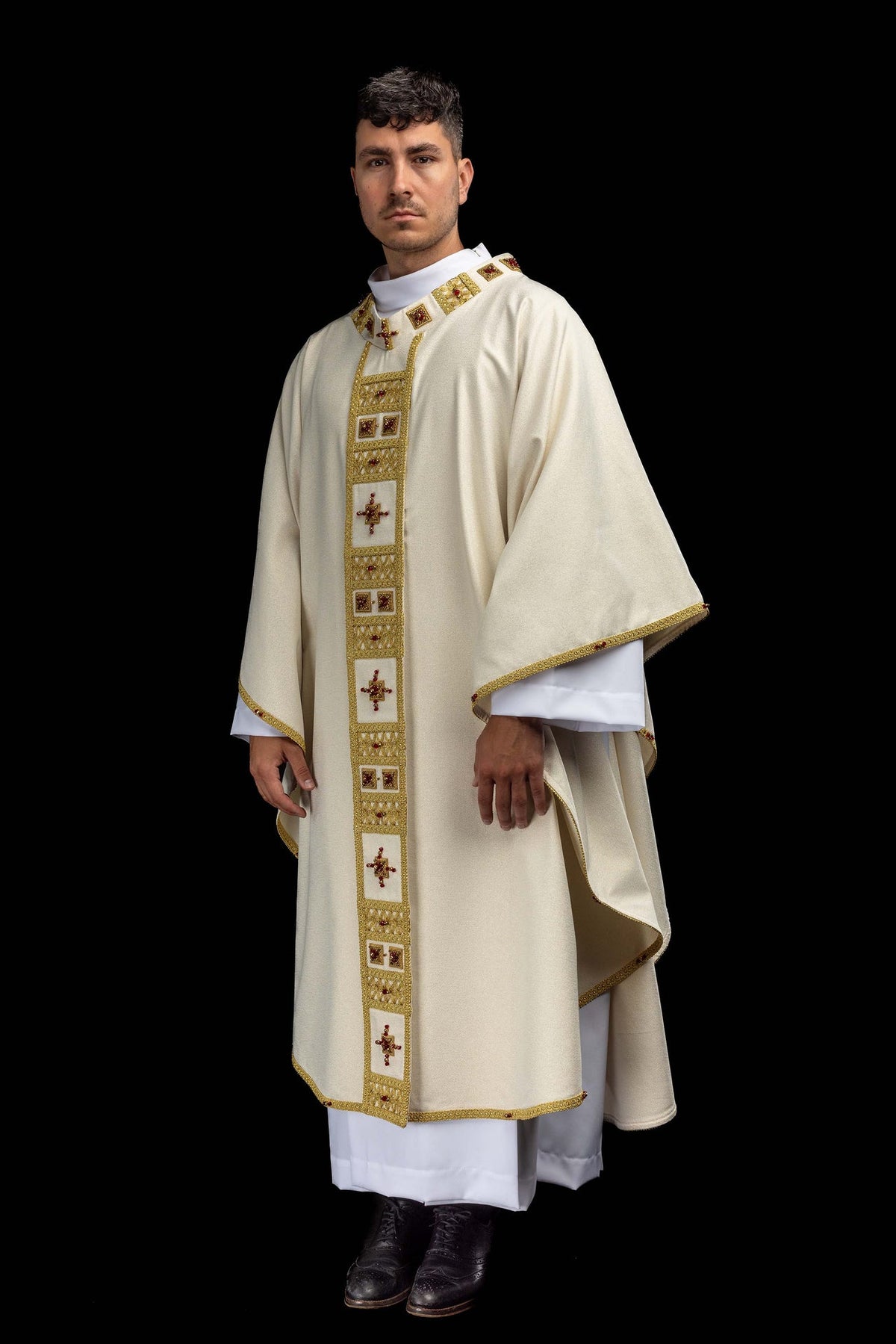 Messgewand mit Natursteinen in Creme und Gold, seitliche Ansicht mit breiter Borte