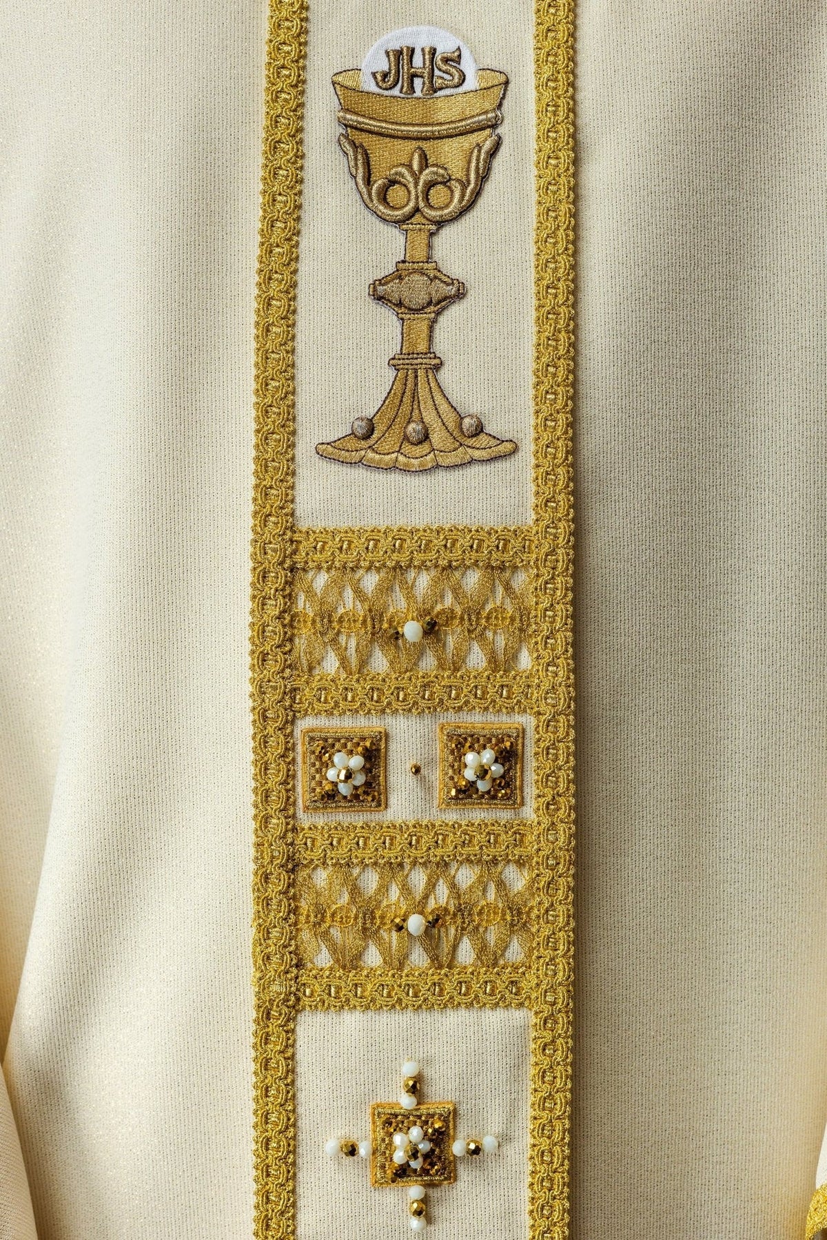 Messgewand mit Natursteinen, Nahaufnahme der goldenen Kelchstickerei mit JHS-Monogramm