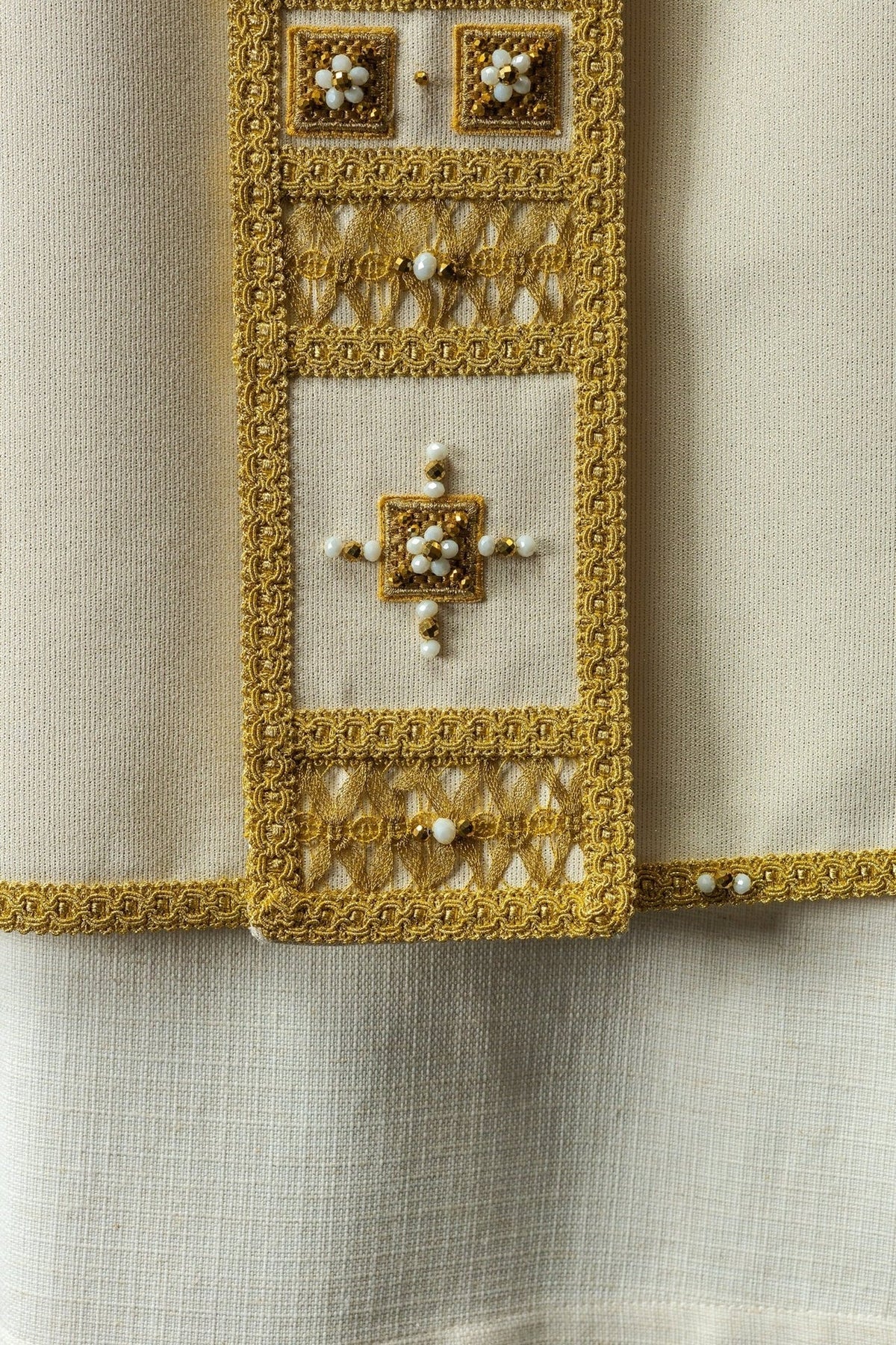 Messgewand mit Natursteinen, Detail der goldenen Borte mit weißen und goldenen Steinen