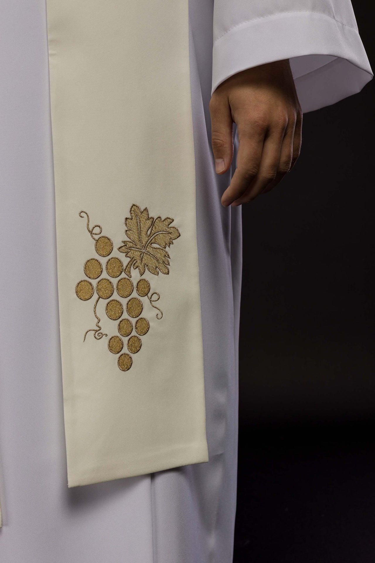 IHS bestickte Priesterstola mit ecrufarbenen Trauben - MESSGEWANDER.DE