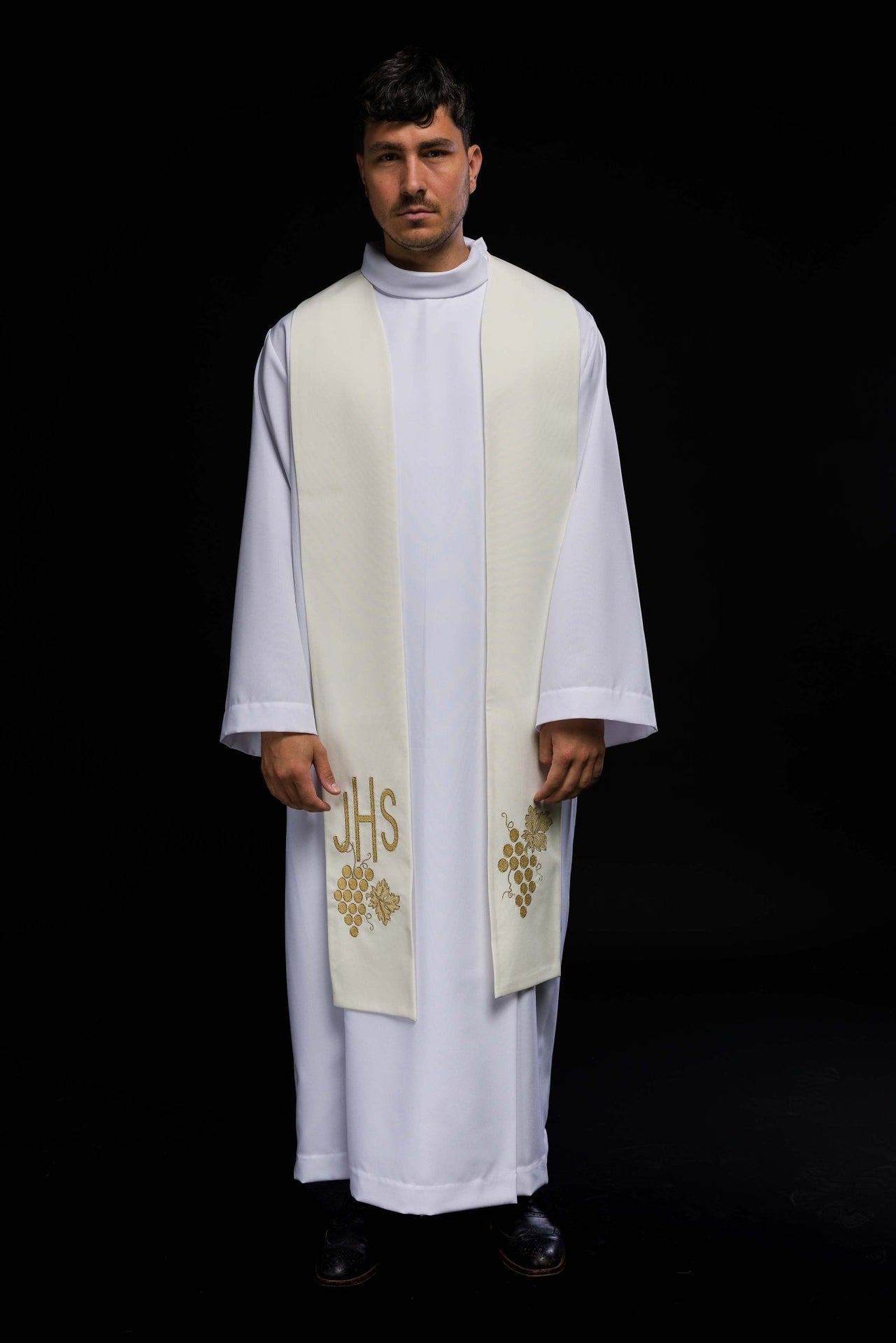 IHS bestickte Priesterstola mit ecrufarbenen Trauben - MESSGEWANDER.DE