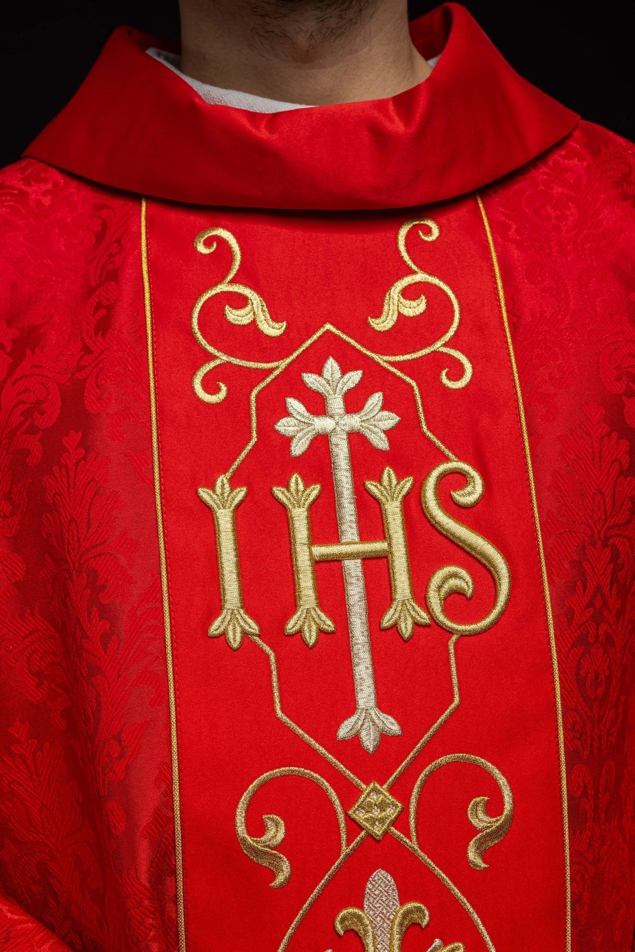 IHS Gesticktes Messgewand Rot mit dekorativem Stoff - MESSGEWANDER.DE