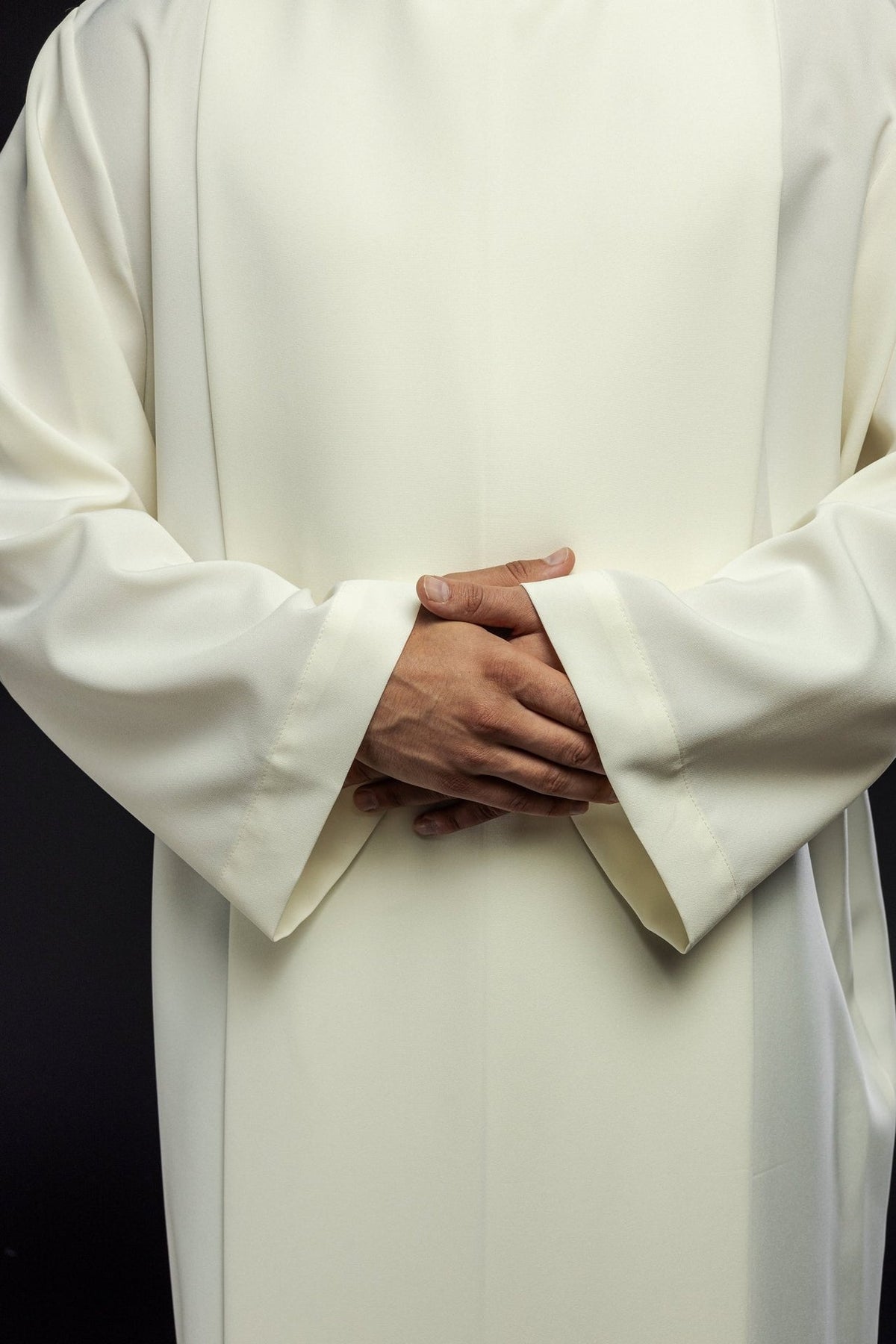 Priestergewand Ecru, Nahaufnahme der glatten Vorderseite und Ärmelbündchen