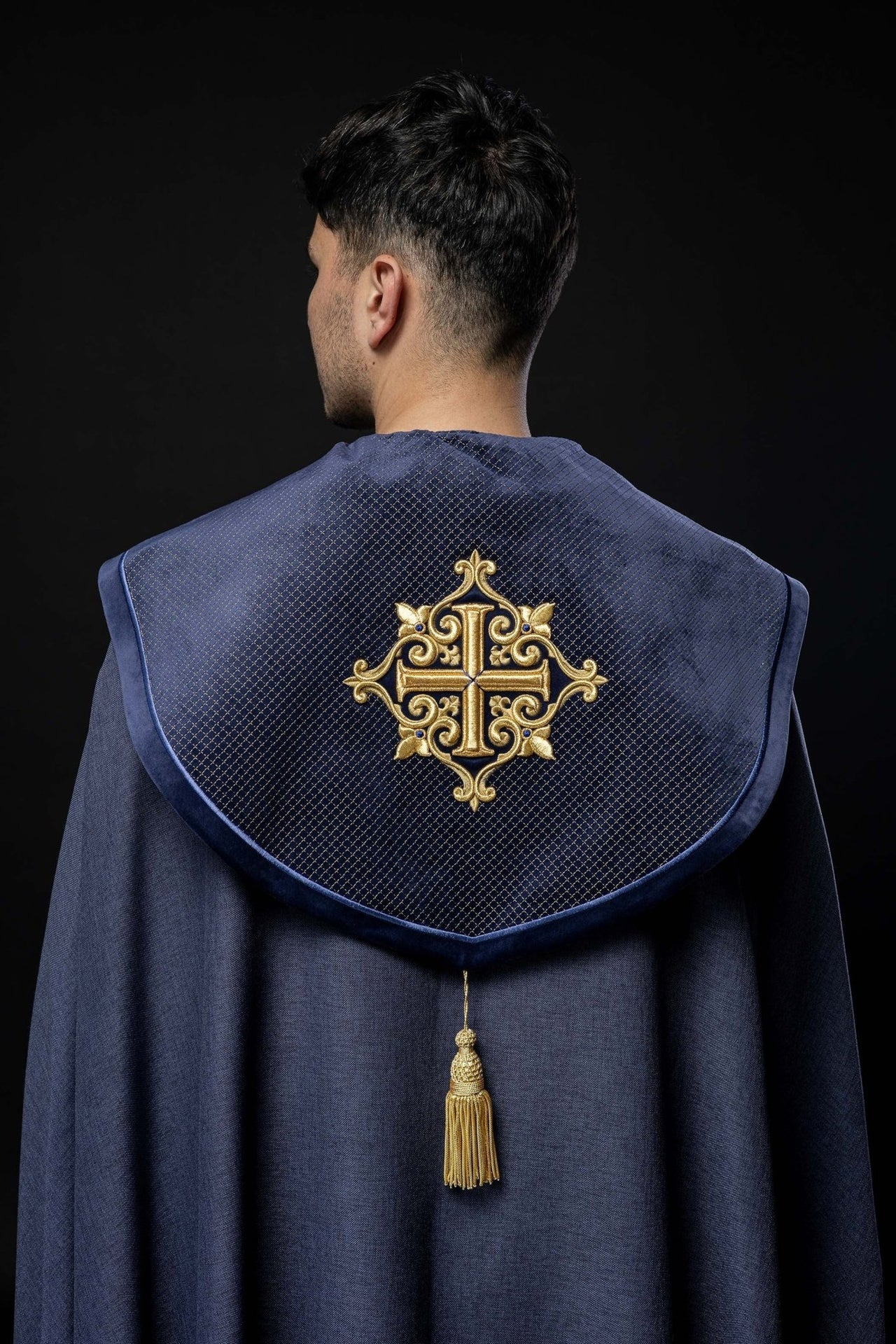 Kapa liturgiczna z aksamitnym fioletowym pasem i haftem krzyży