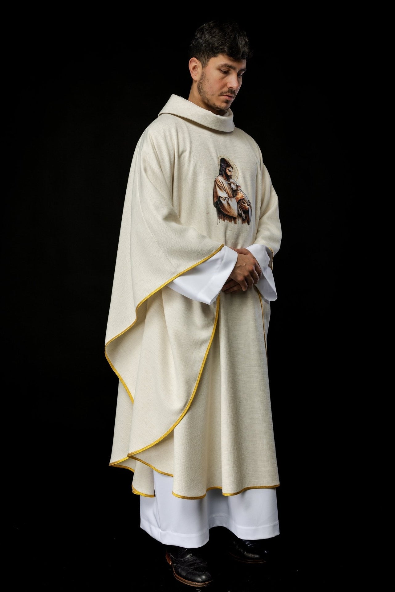 Kasel in Ecru mit dem Bild von Jesus, dem guten Hirten, und dem Lamm - MESSGEWANDER.DE