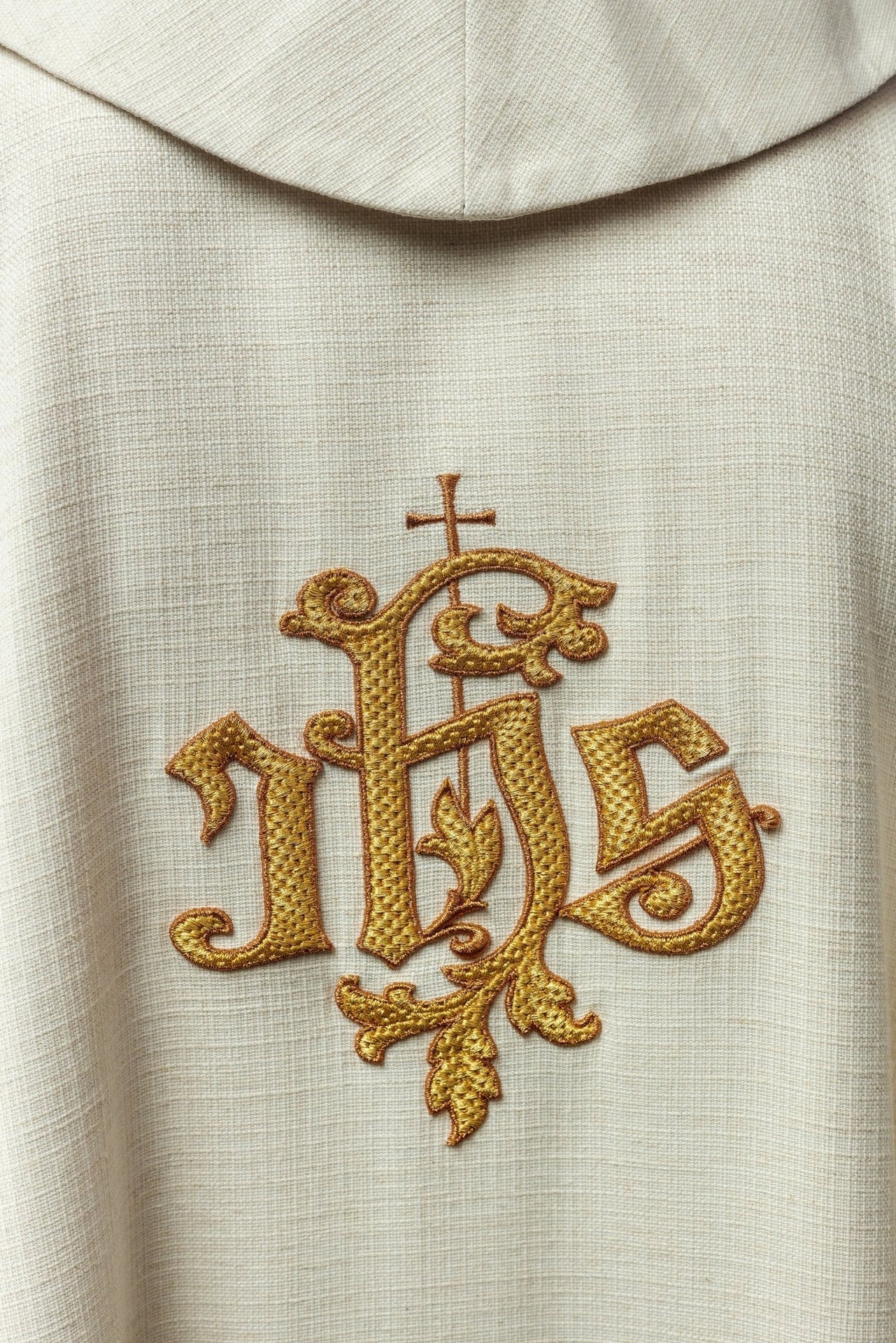 Kasel in Ecru mit dem Bild von Jesus, dem guten Hirten, und dem Lamm - MESSGEWANDER.DE