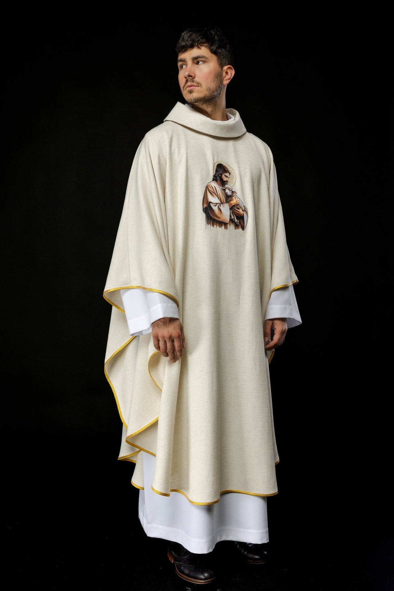 Kasel in Ecru mit dem Bild von Jesus, dem guten Hirten, und dem Lamm - MESSGEWANDER.DE