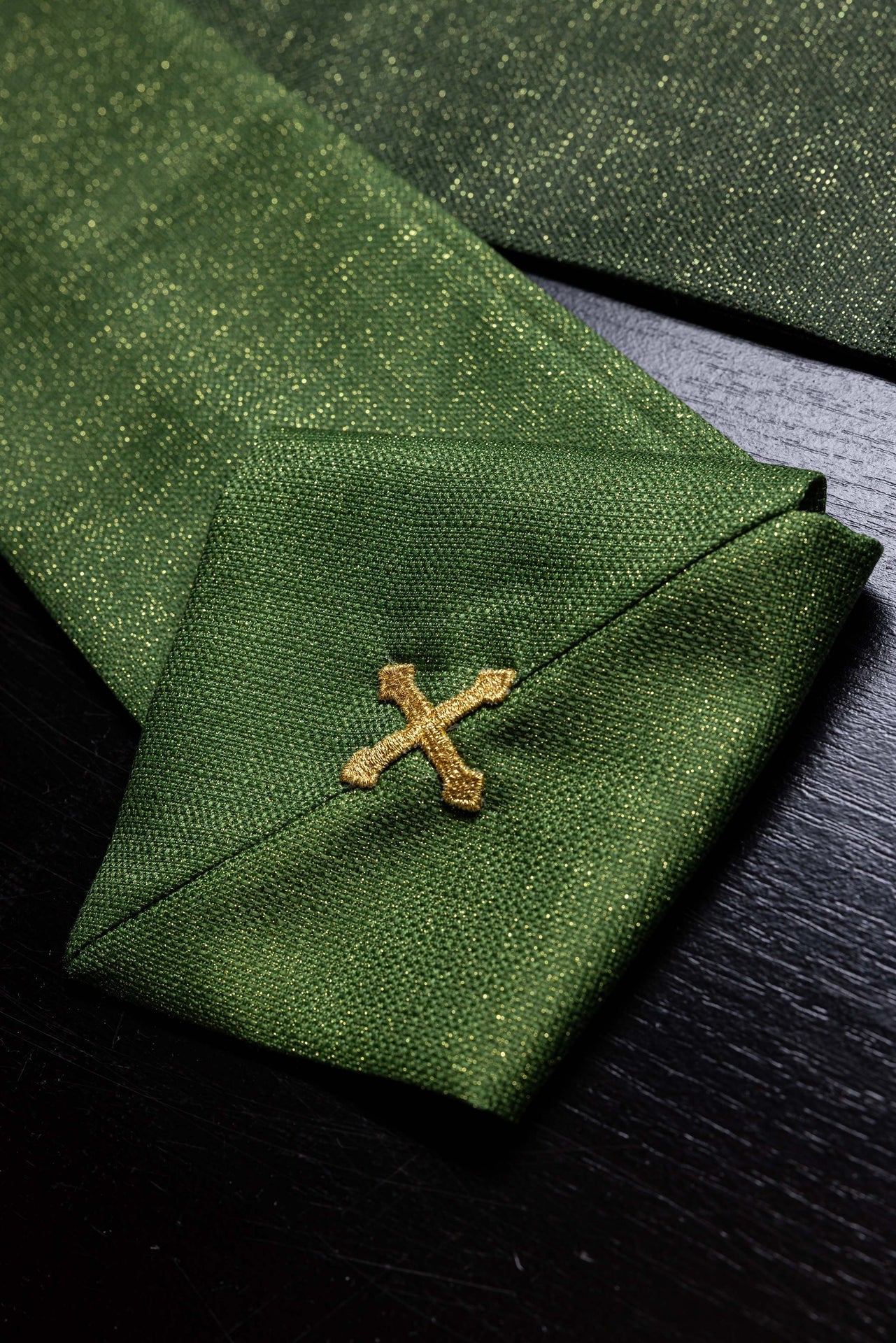 Kasel Pax grün mit reicher goldener Verzierung - MESSGEWANDER.DE