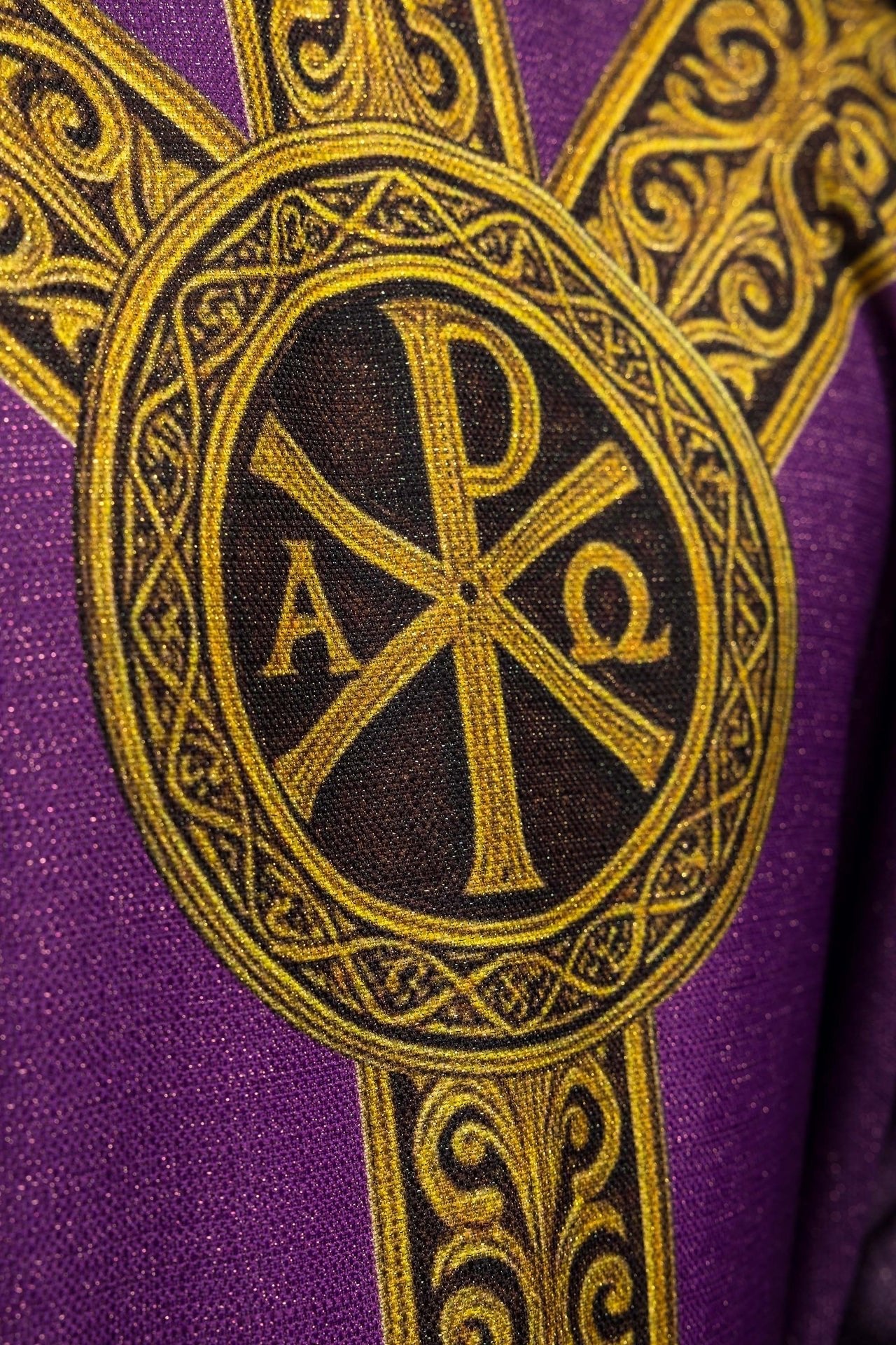 Kasel Pax violett mit reicher goldener Verzierung - MESSGEWANDER.DE