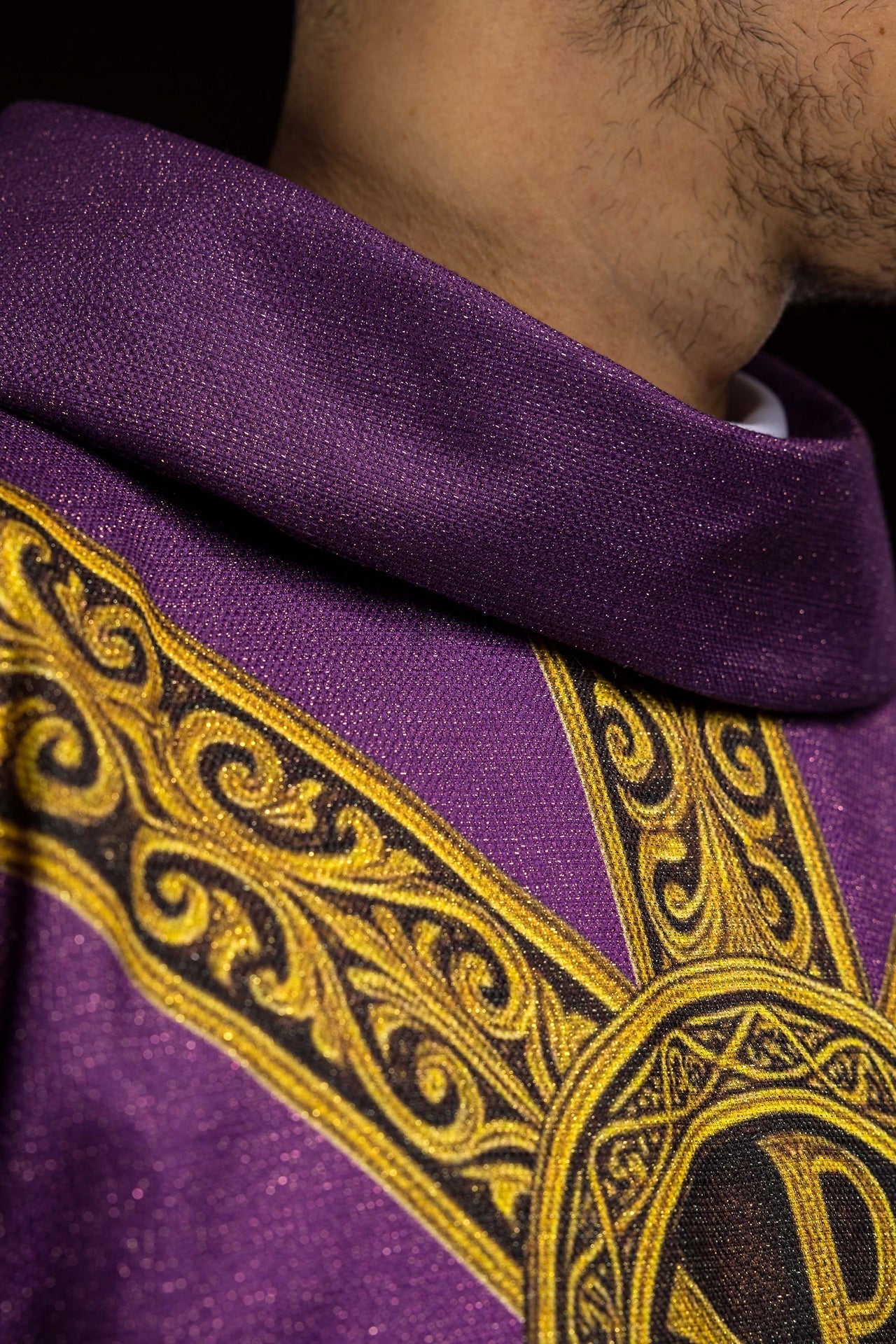 Kasel Pax violett mit reicher goldener Verzierung - MESSGEWANDER.DE
