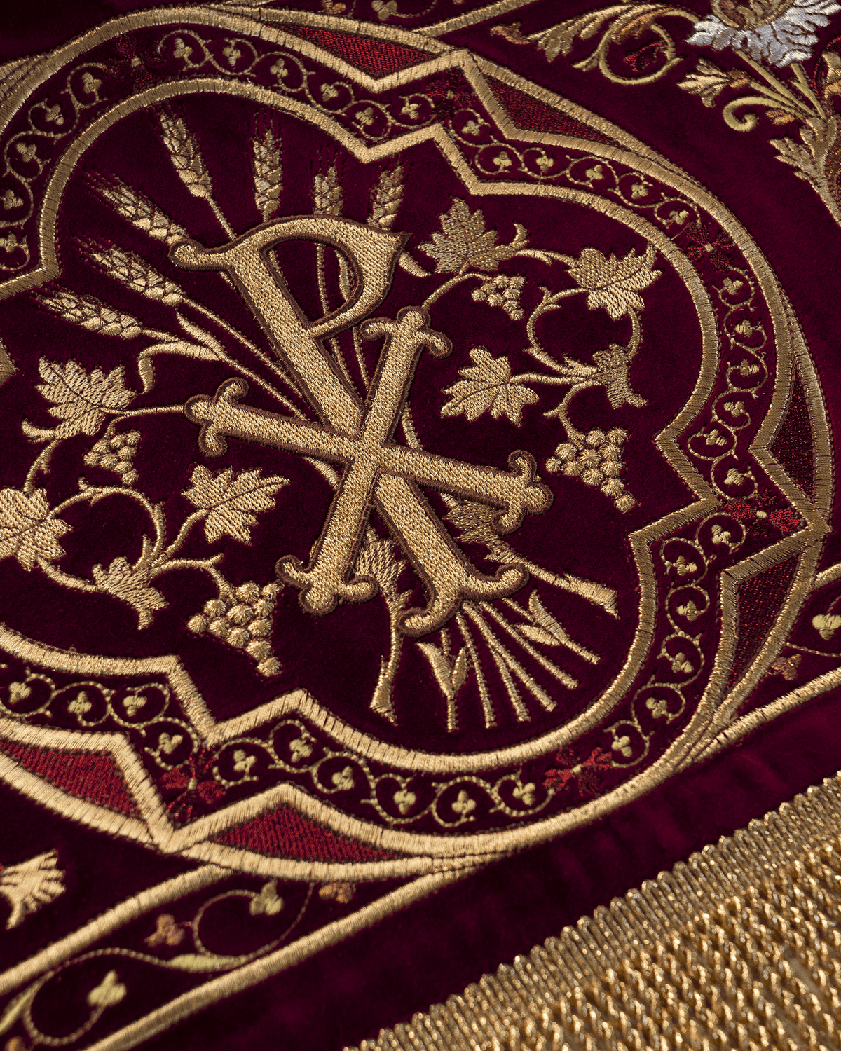 Prozessionshimmel mit gesticktem Chi-Rho-Kreuz und Goldfransen