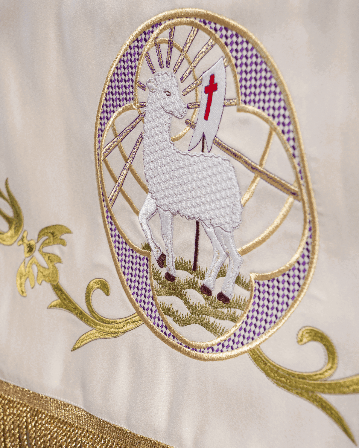 Baldachin liturgisch mit besticktem Agnus Dei im Medaillon