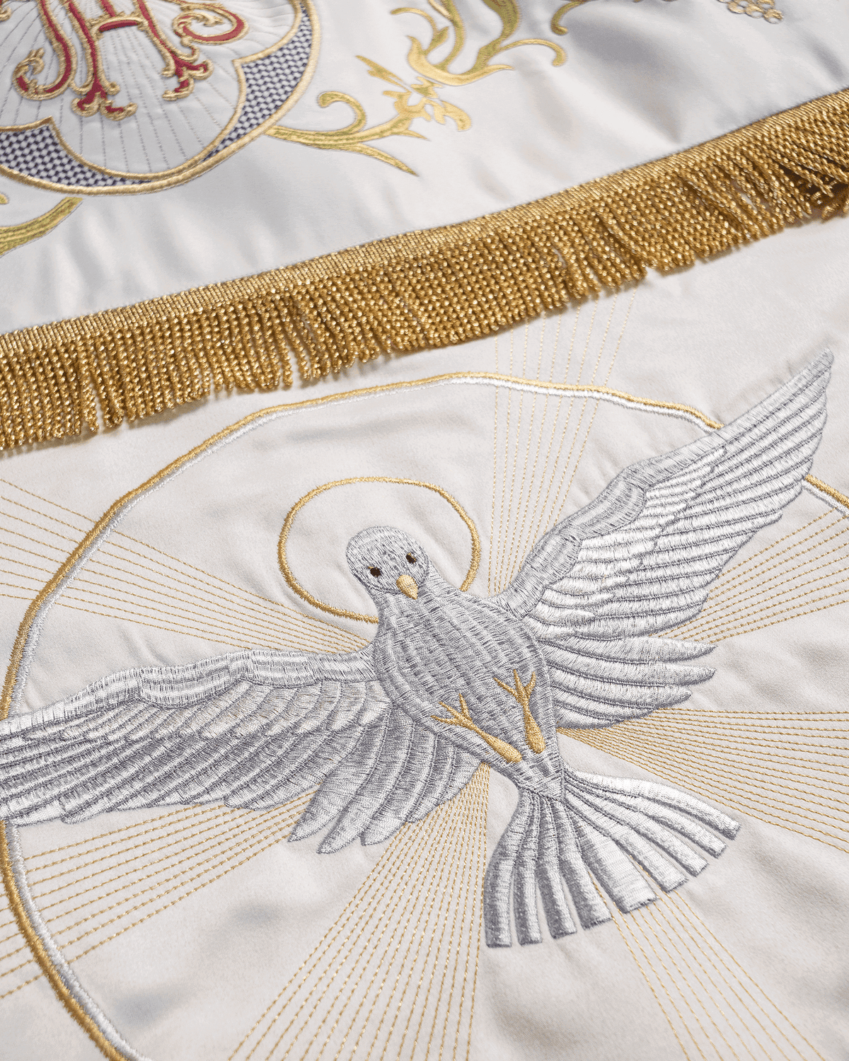 Baldachin liturgisch mit bestickter Taube und Goldfransen