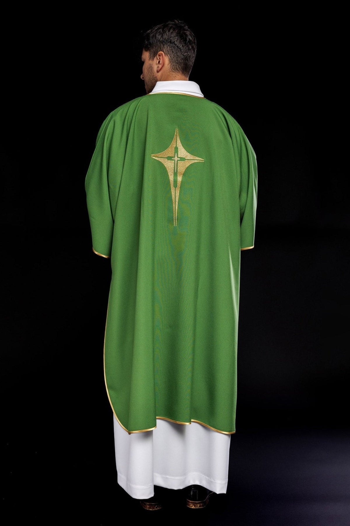 Grünes Dalmatien mit Goldkreuz, Rückansicht mit gesticktem Kreuz und Goldborte