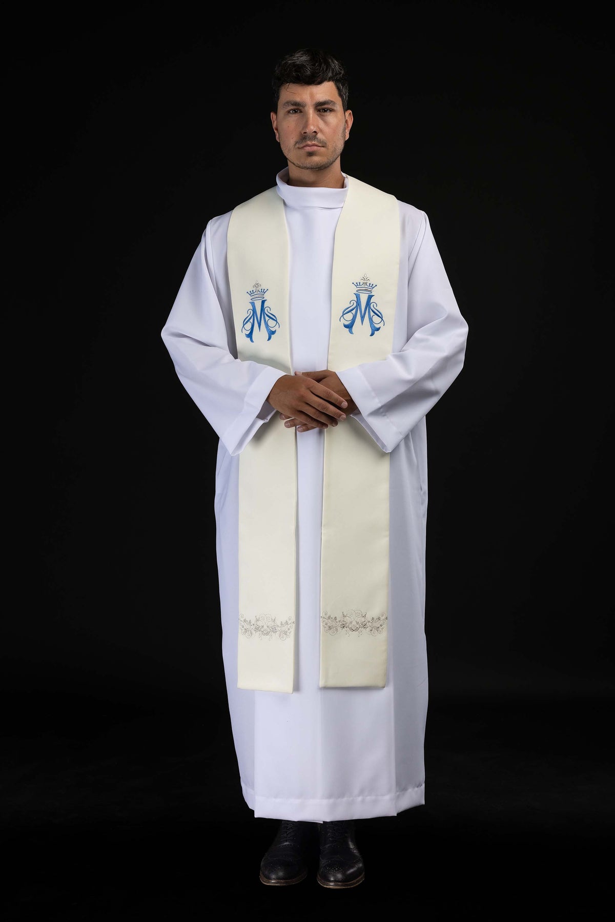 Bestickte marianische Stola Ecru, frontal getragen mit blauem Marienmonogramm und silberner Blumenbordüre