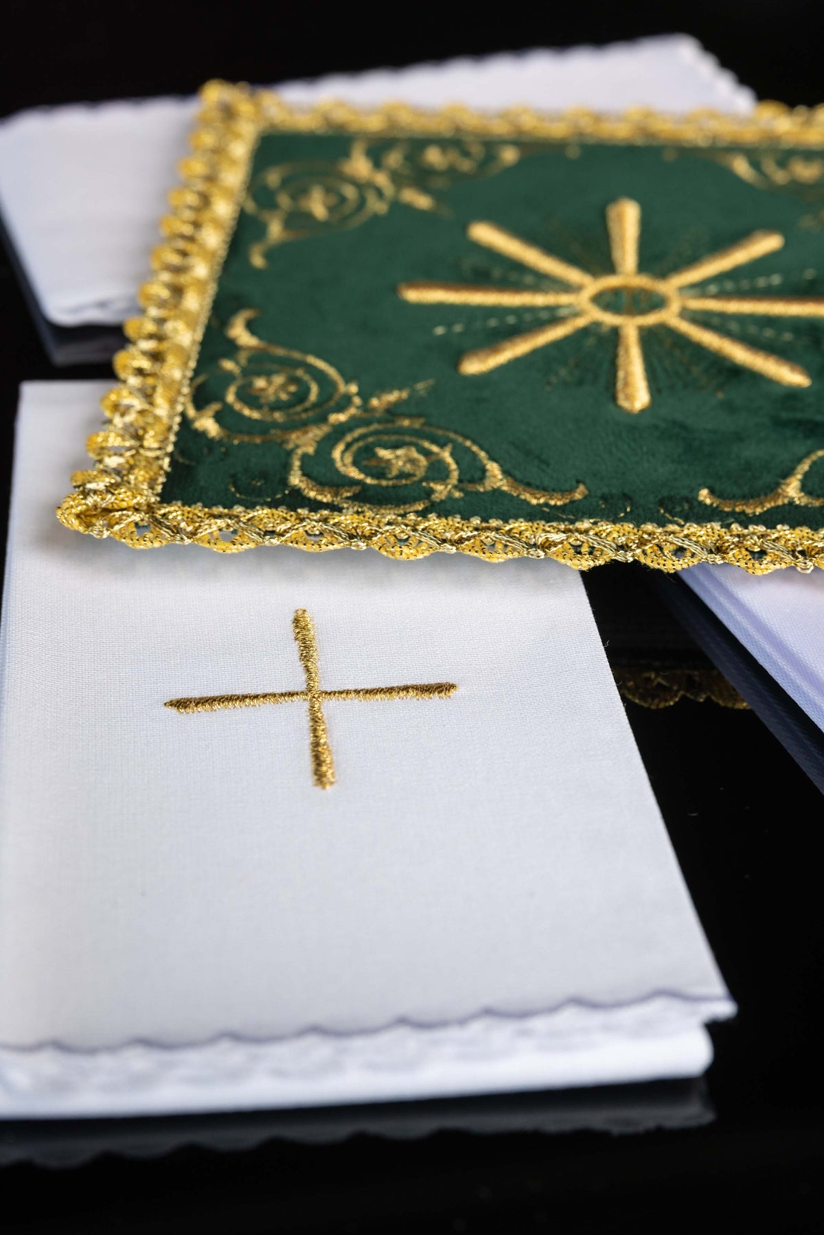 Kelchwäsche aus grünem Samt, Detail der goldenen Borte und Kreuzstickerei