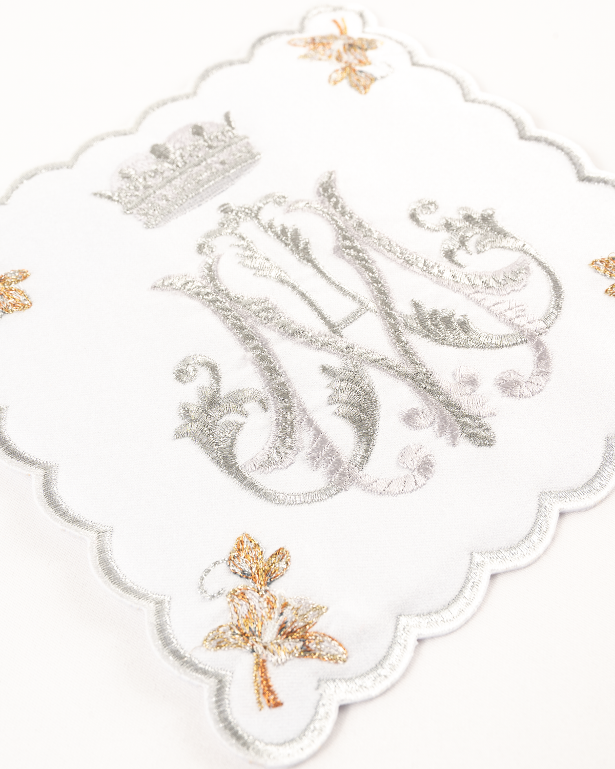 Kalchwäsche-Set, Nahaufnahme der silbernen Marienstickerei mit goldenen Blumen auf weißem Tuch
