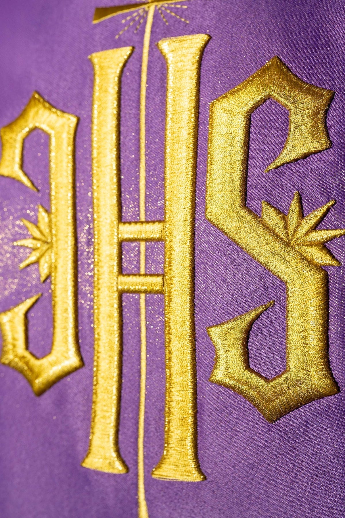 Kasel-Detail mit goldener IHS-Stickerei auf violettem Band