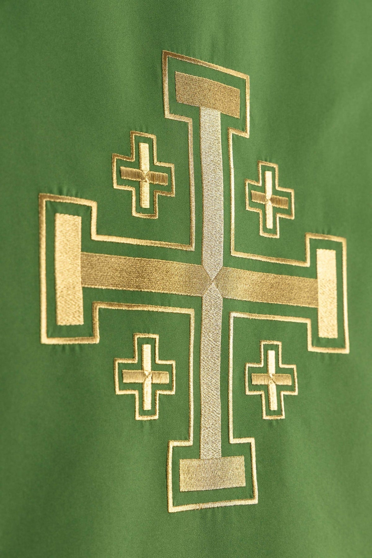 Ambotuch in grün mit goldfarbener Jerusalemkreuz-Stickerei, Detail