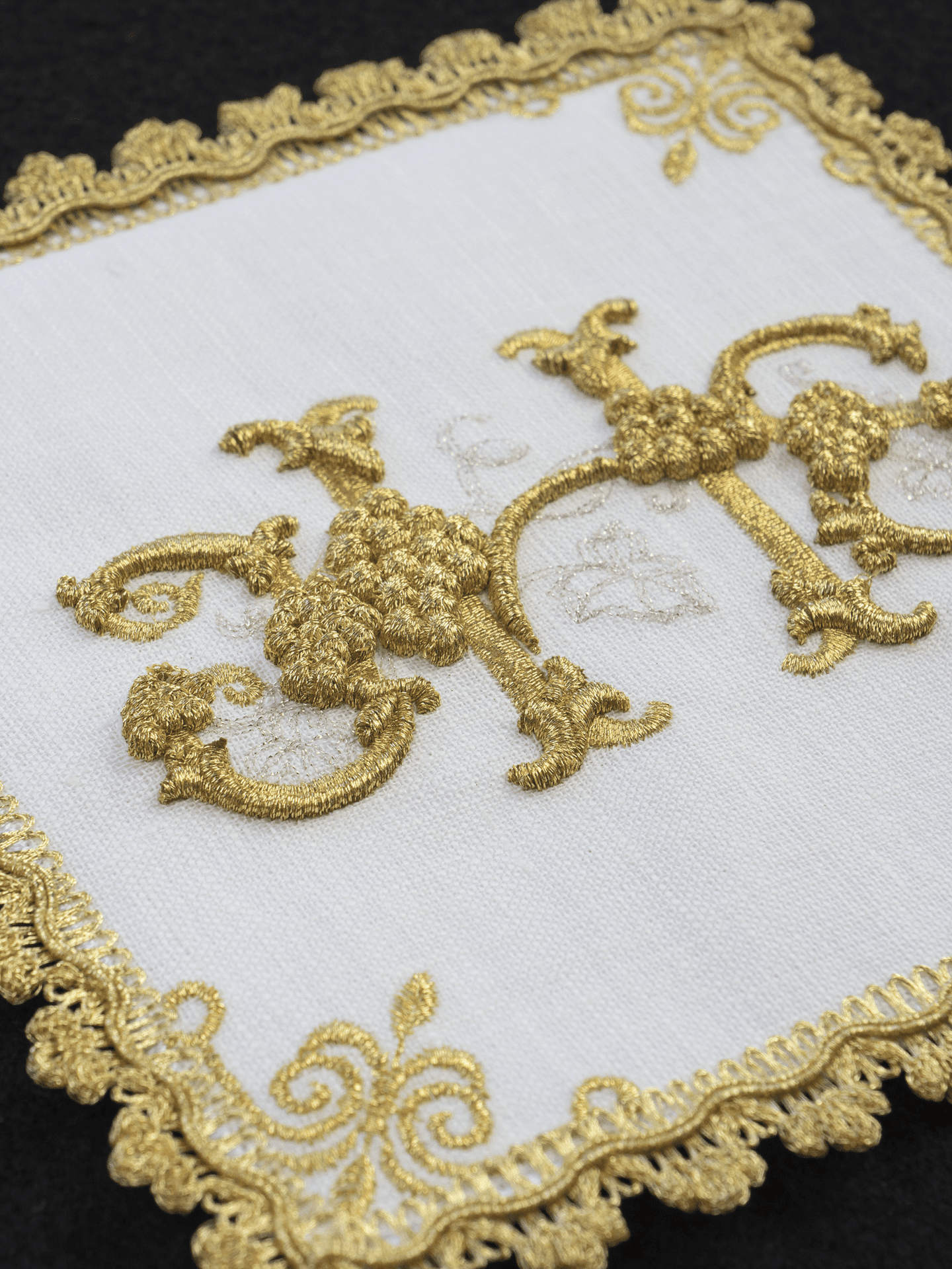 Kelch aus Leinen, bestickt mit goldenen Verzierungen IHS - MESSGEWANDER.DE